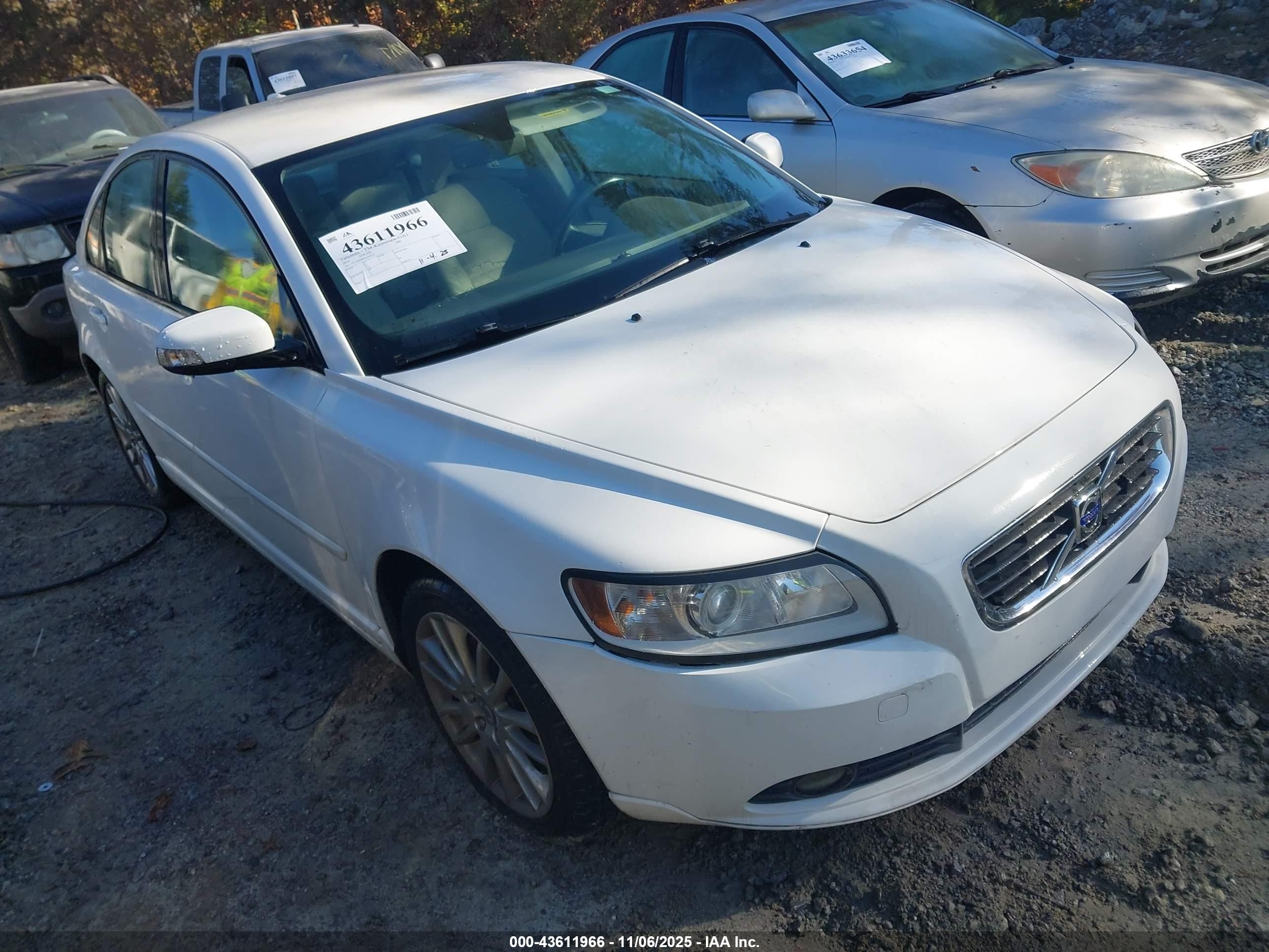 2010 Volvo S40 2.4i White vin: YV1382MS6A2490215