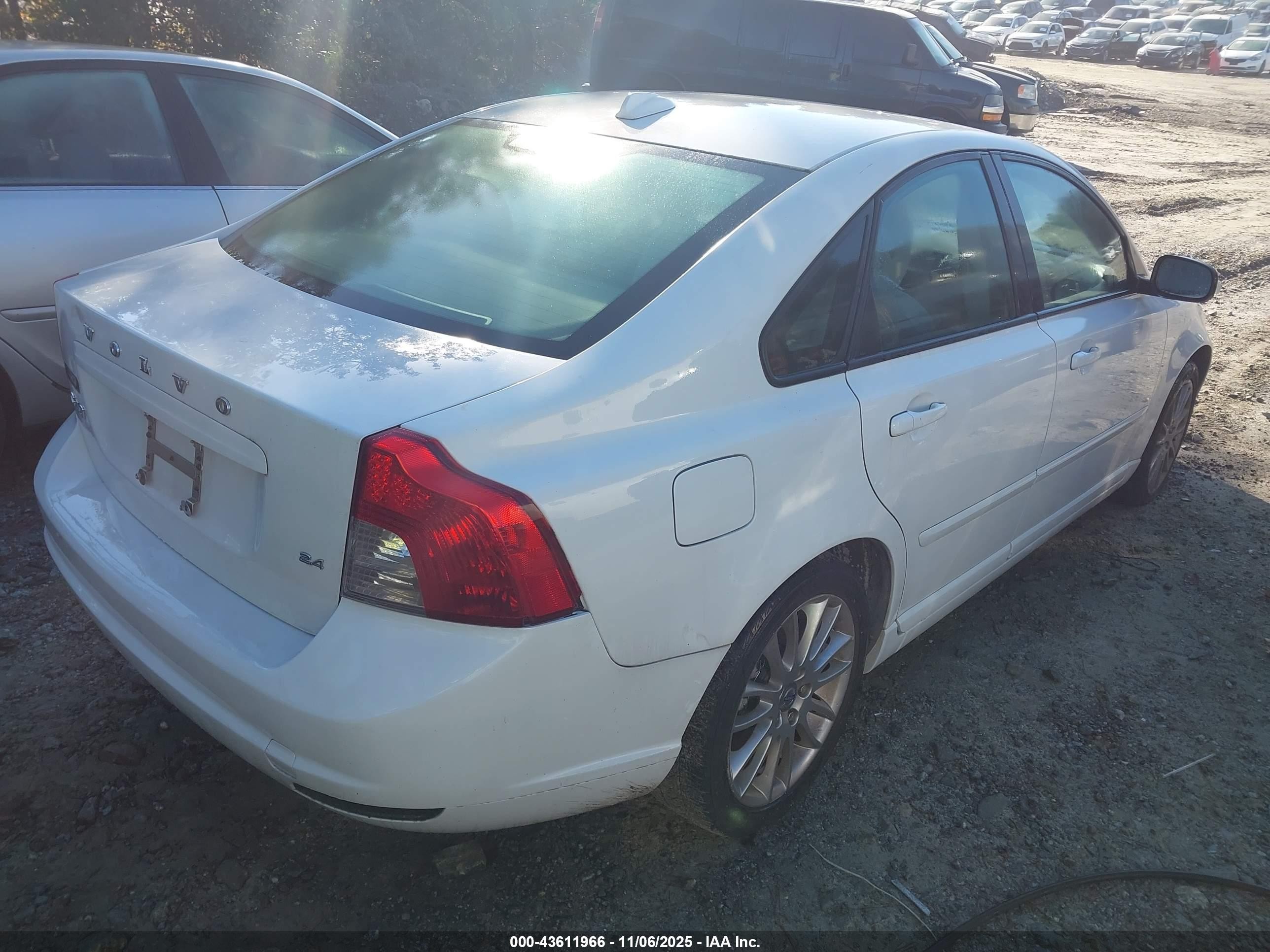 2010 Volvo S40 2.4i White vin: YV1382MS6A2490215