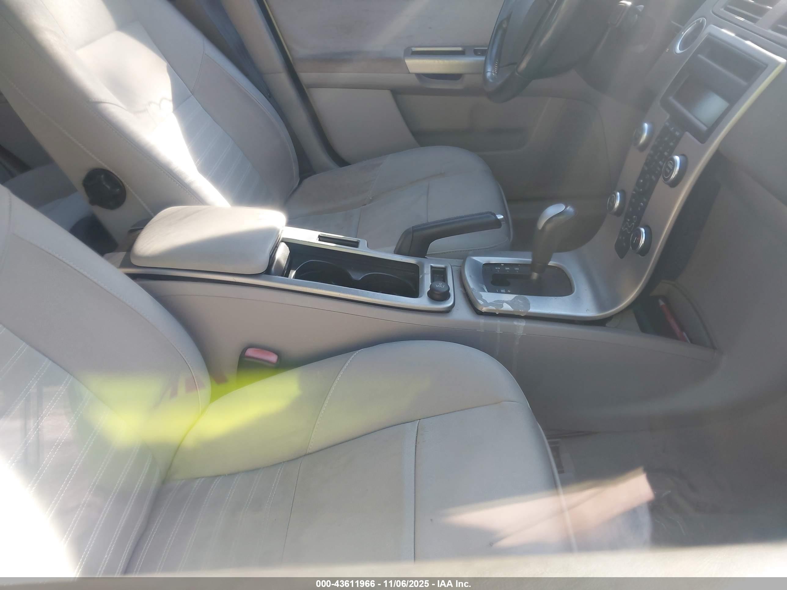 2010 Volvo S40 2.4i White vin: YV1382MS6A2490215