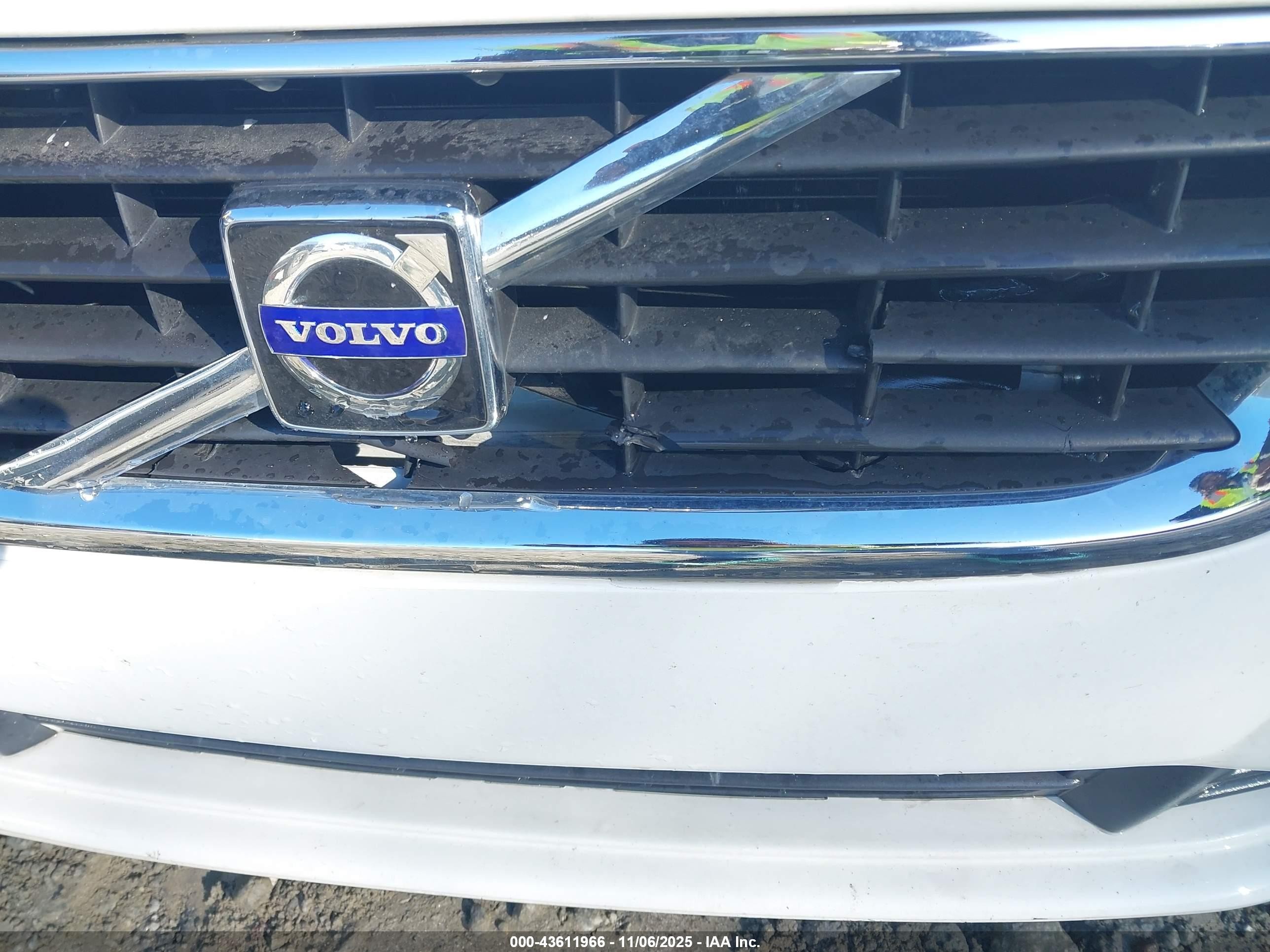 2010 Volvo S40 2.4i White vin: YV1382MS6A2490215