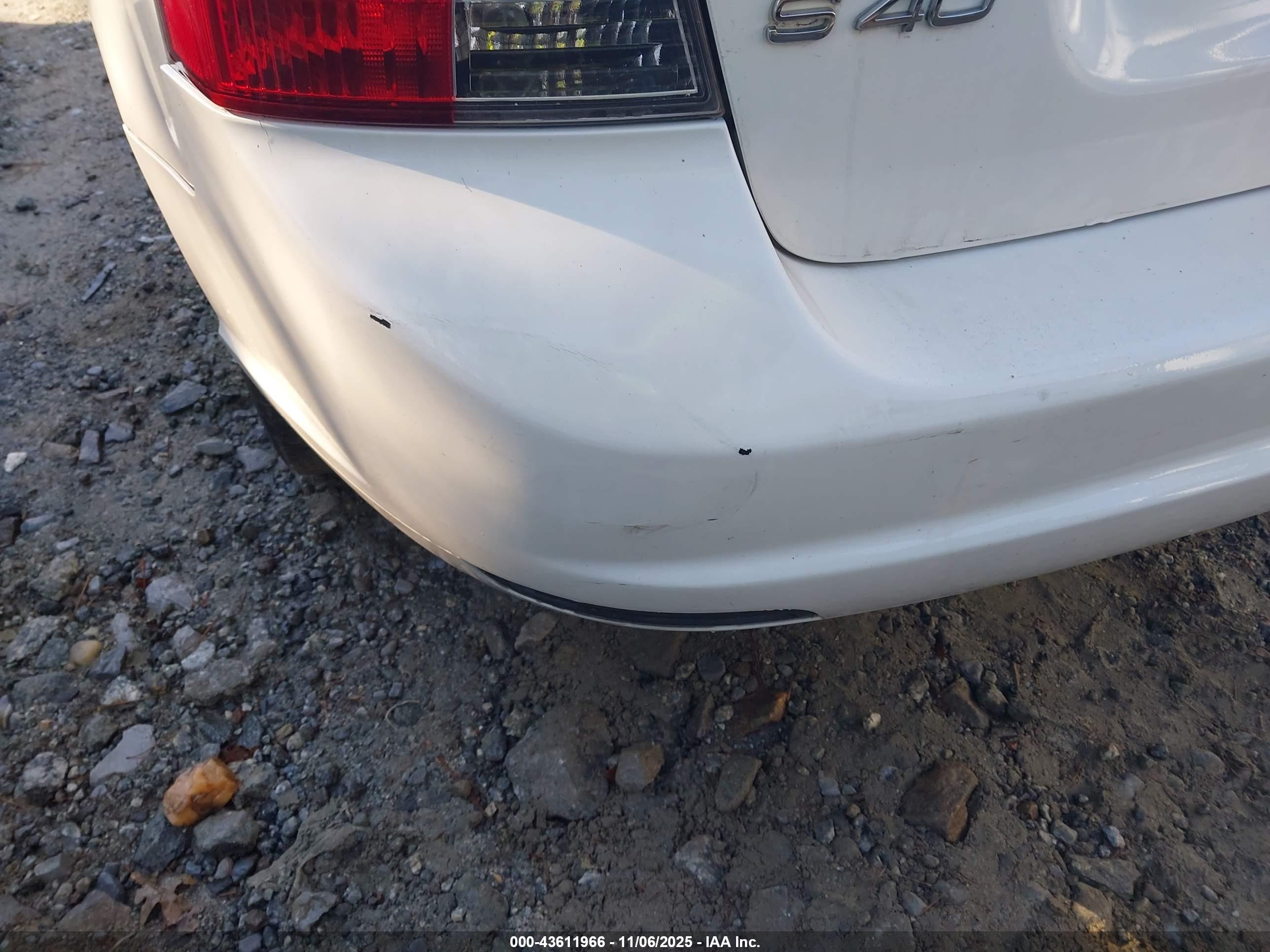 2010 Volvo S40 2.4i White vin: YV1382MS6A2490215