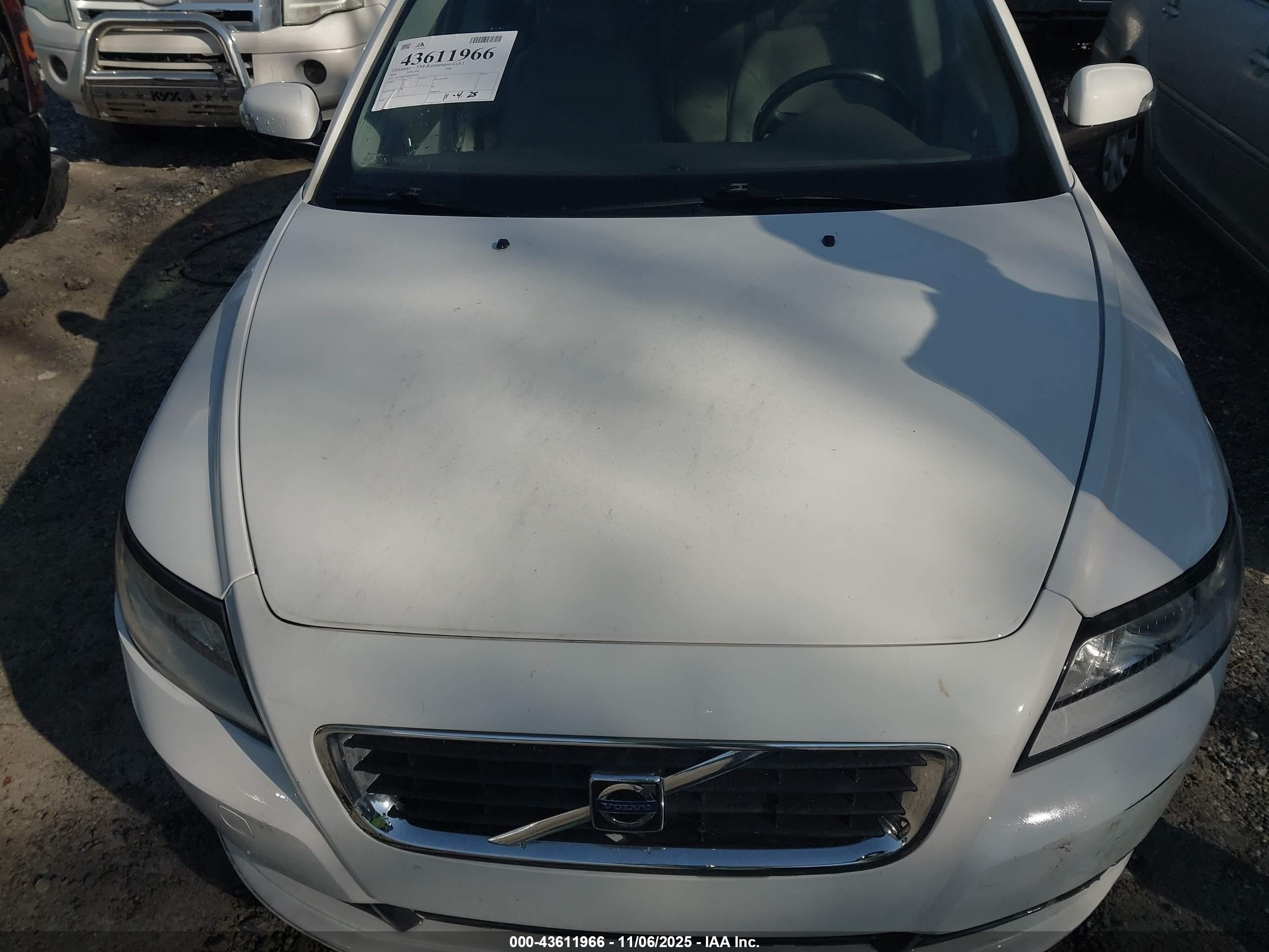 2010 Volvo S40 2.4i White vin: YV1382MS6A2490215