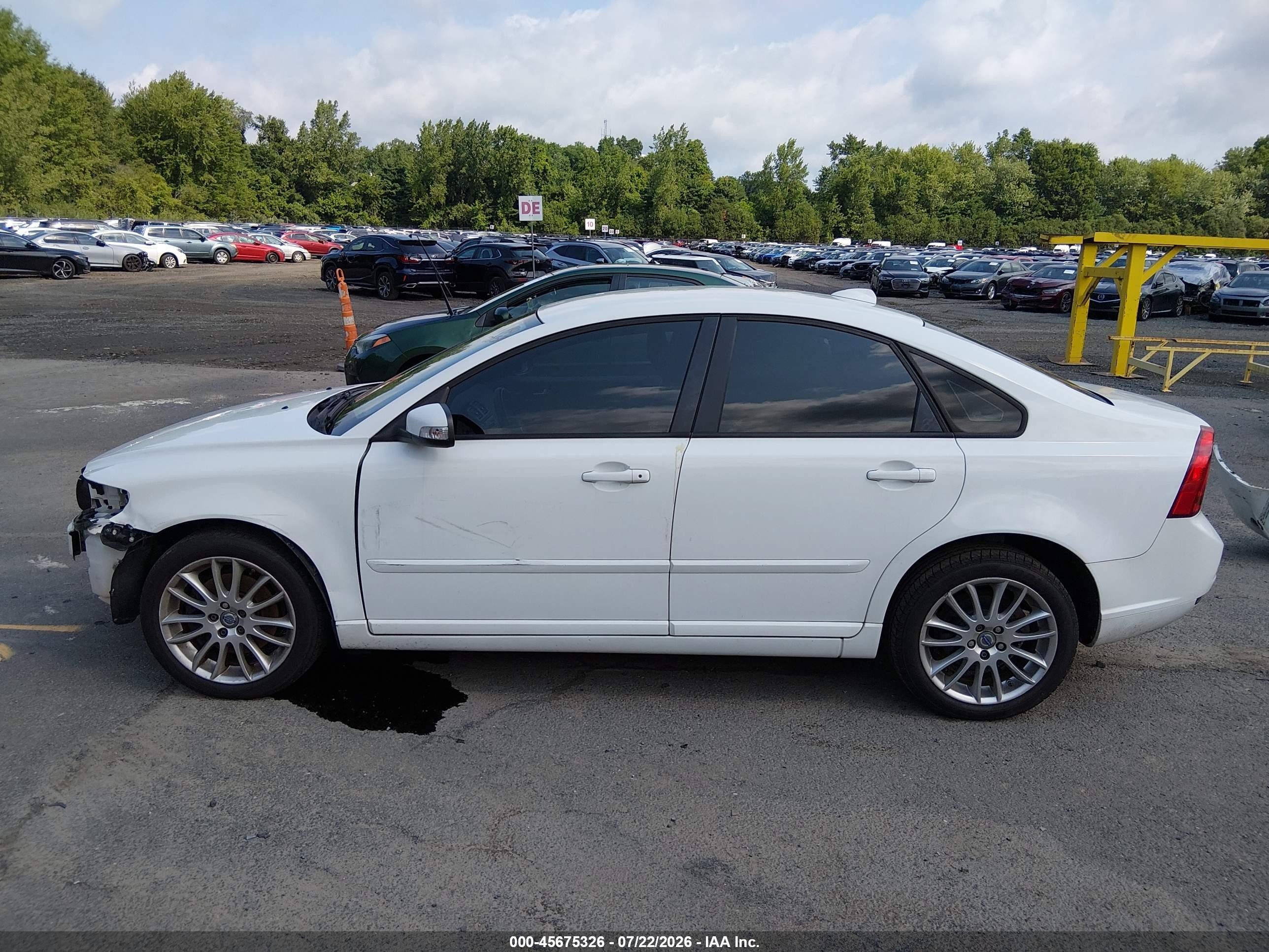 2010 Volvo S40 2.4i White vin: YV1390MS3A2508591