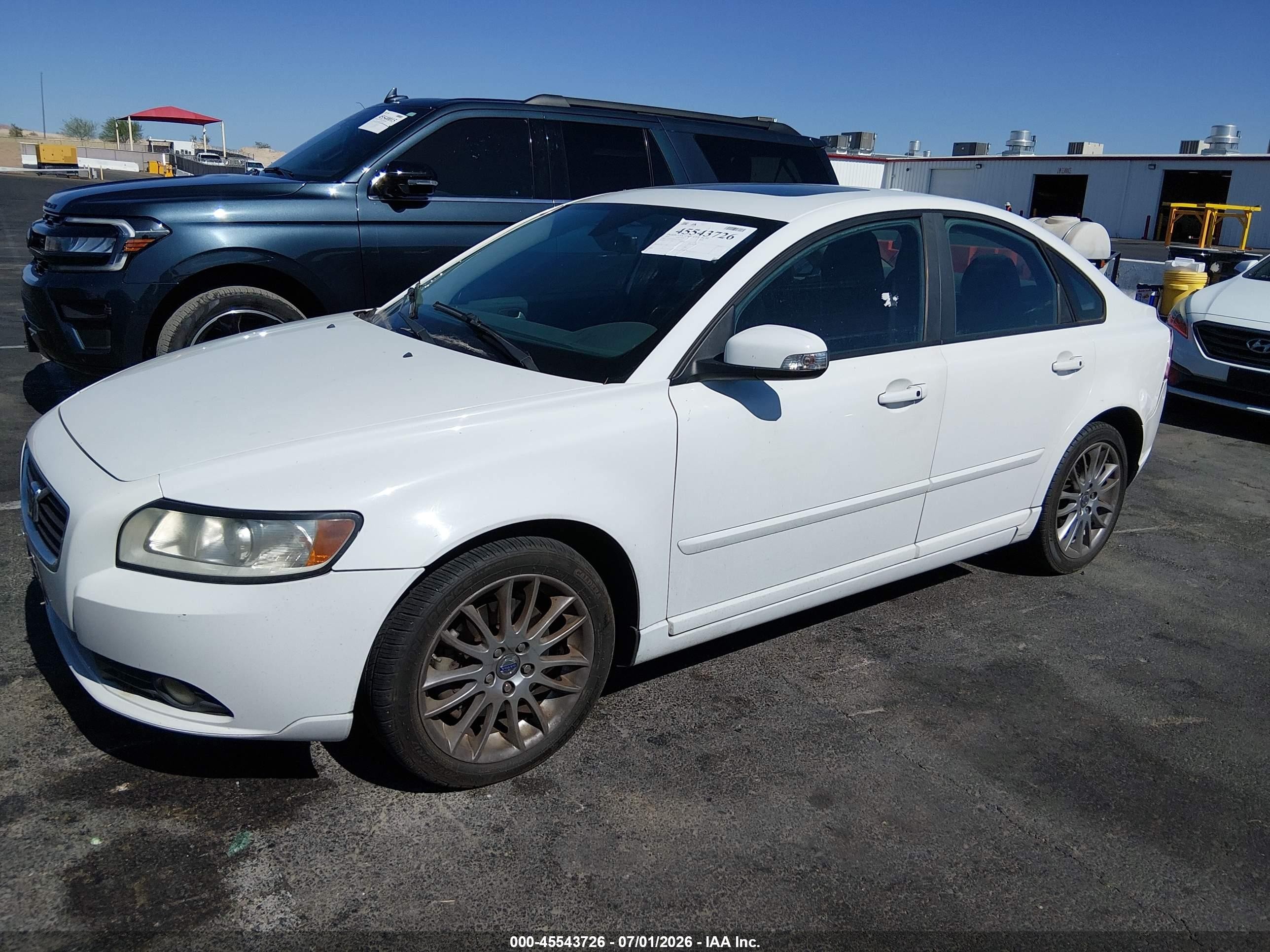 2010 Volvo S40 2.4i Белый vin: YV1390MSXA2500536