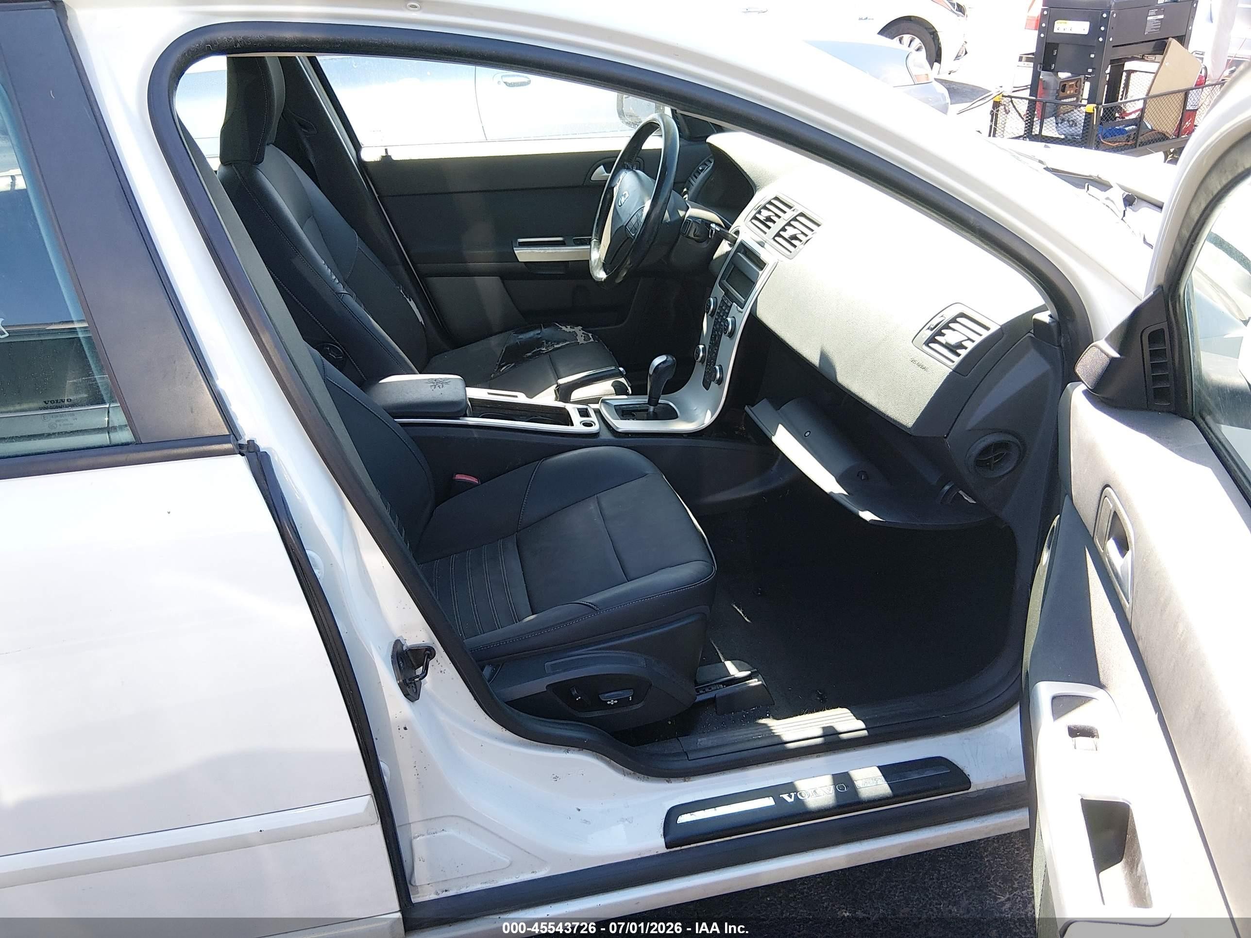 2010 Volvo S40 2.4i Белый vin: YV1390MSXA2500536