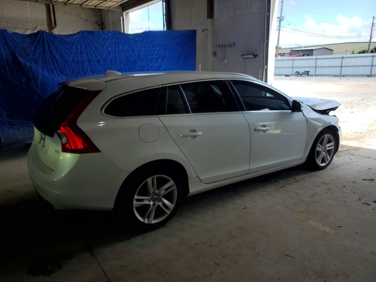 2015 Volvo V60 Premier White vin: YV140MEB4F1207572