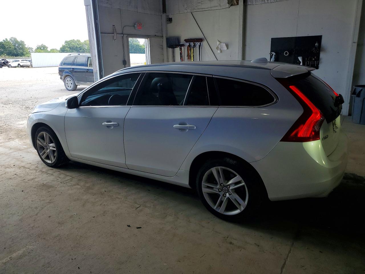 2015 Volvo V60 Premier White vin: YV140MEB4F1207572