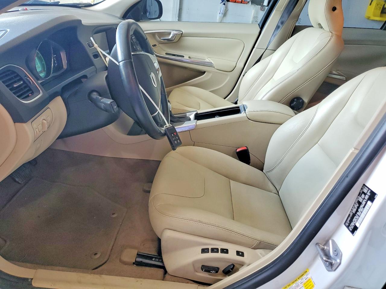 2015 Volvo V60 Premier White vin: YV140MEB4F1207572