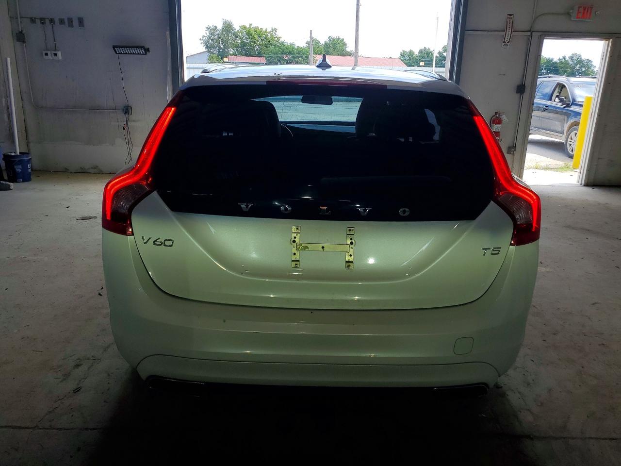 2015 Volvo V60 Premier White vin: YV140MEB4F1207572
