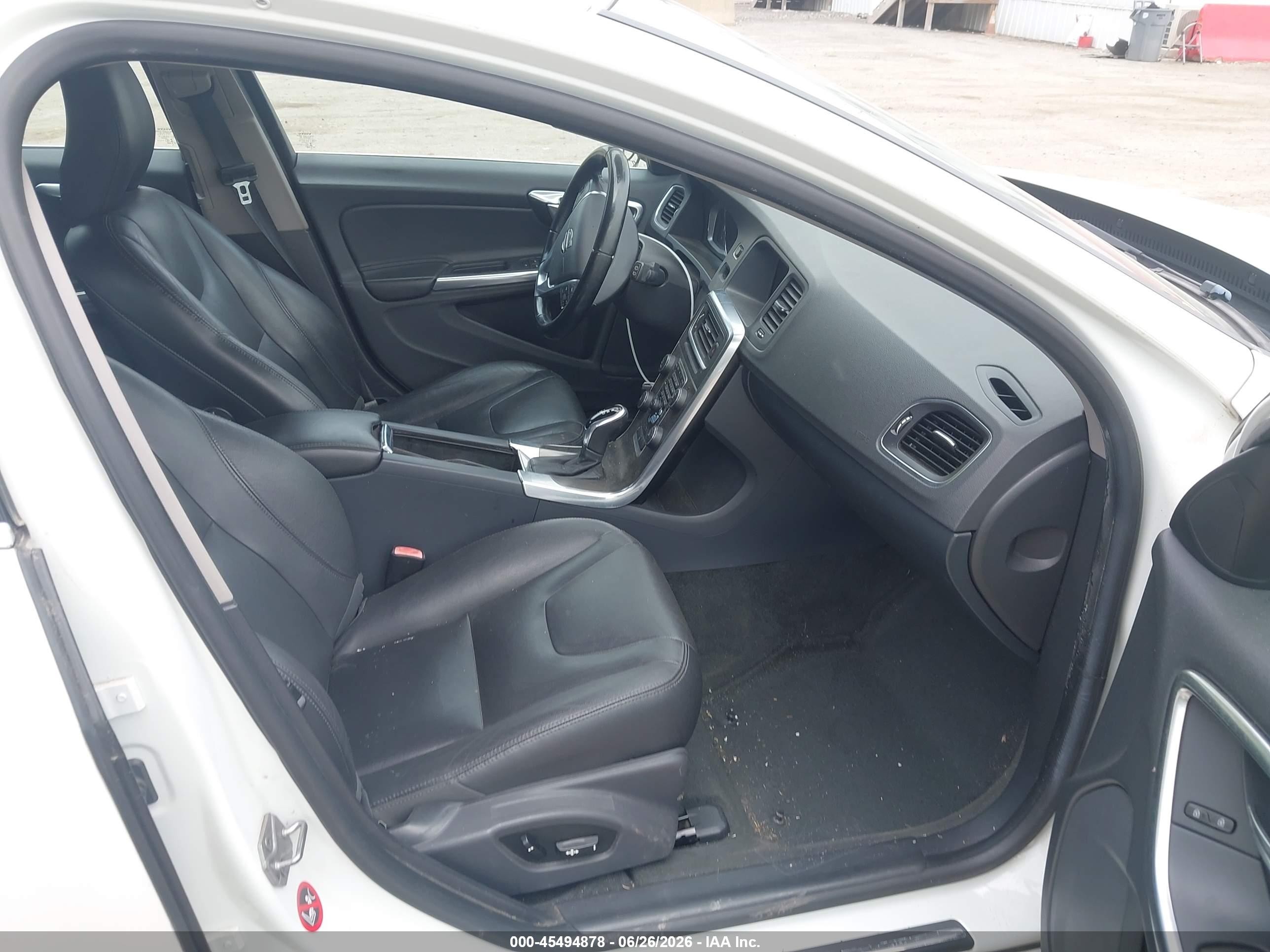 2015 Volvo V60 T5 Premier Белый vin: YV140MEB5F1200212