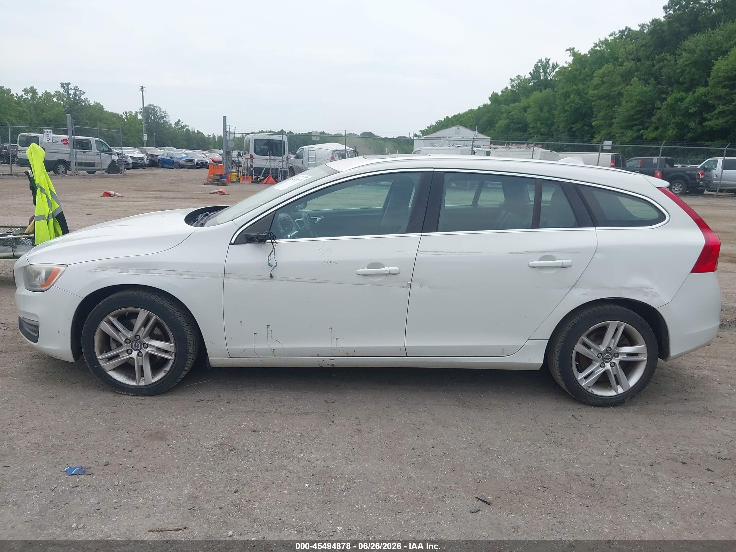 2015 Volvo V60 T5 Premier Белый vin: YV140MEB5F1200212