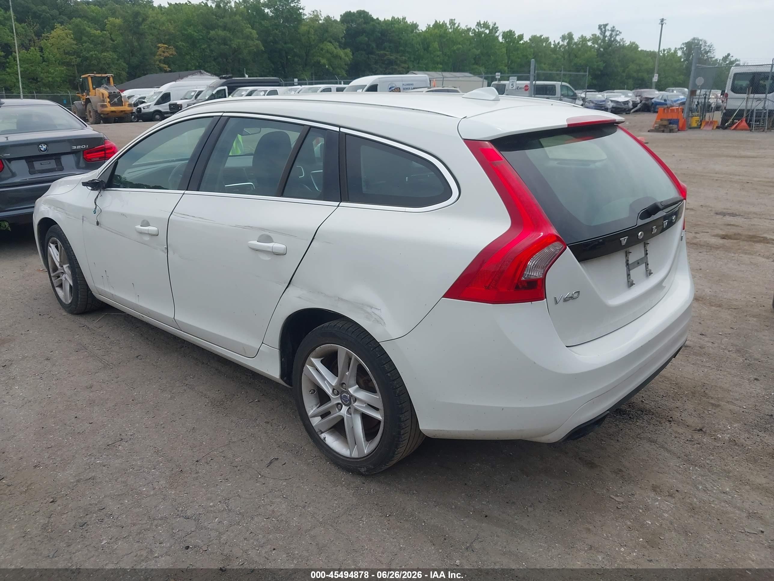 2015 Volvo V60 T5 Premier Белый vin: YV140MEB5F1200212