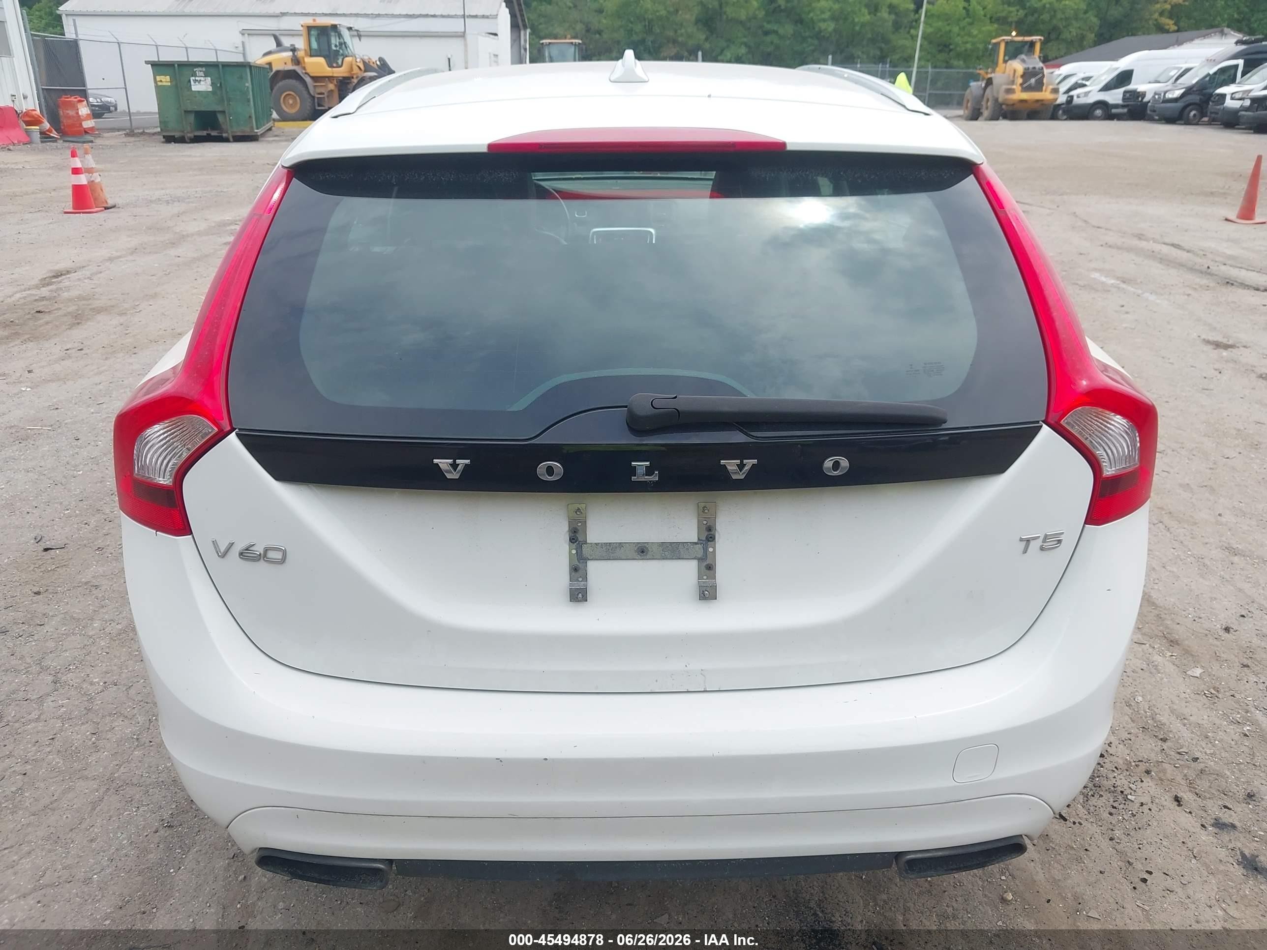 2015 Volvo V60 T5 Premier Белый vin: YV140MEB5F1200212
