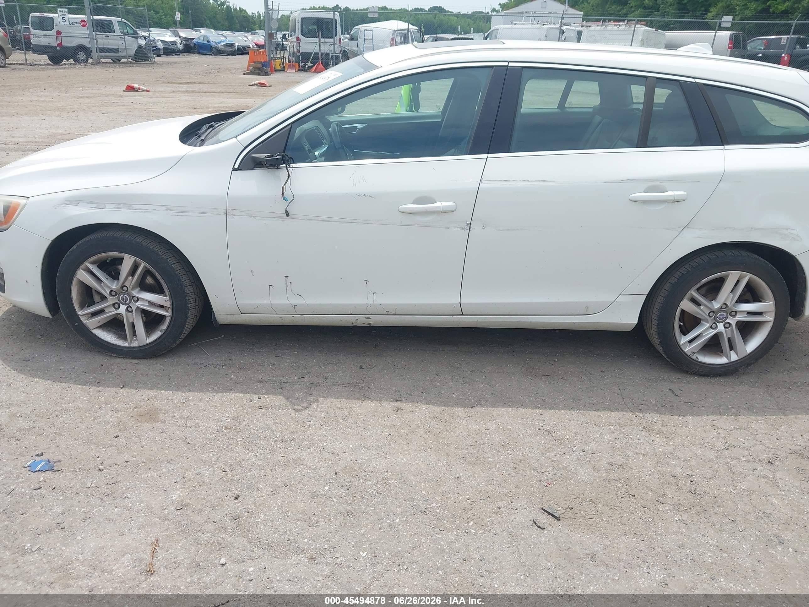 2015 Volvo V60 T5 Premier Белый vin: YV140MEB5F1200212