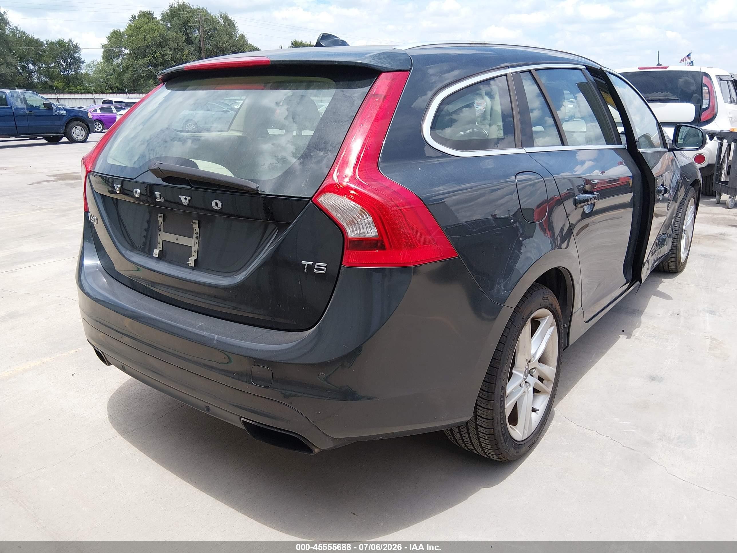 2015 Volvo V60 T5 Premier Gray vin: YV140MEK1F1251979