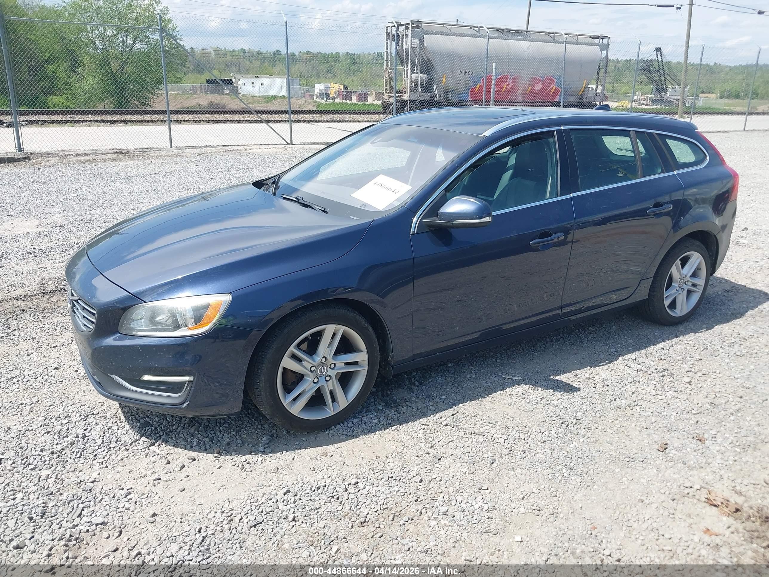 2015 Volvo V60 T5 Premier Dark Blue vin: YV140MEK3F1222032