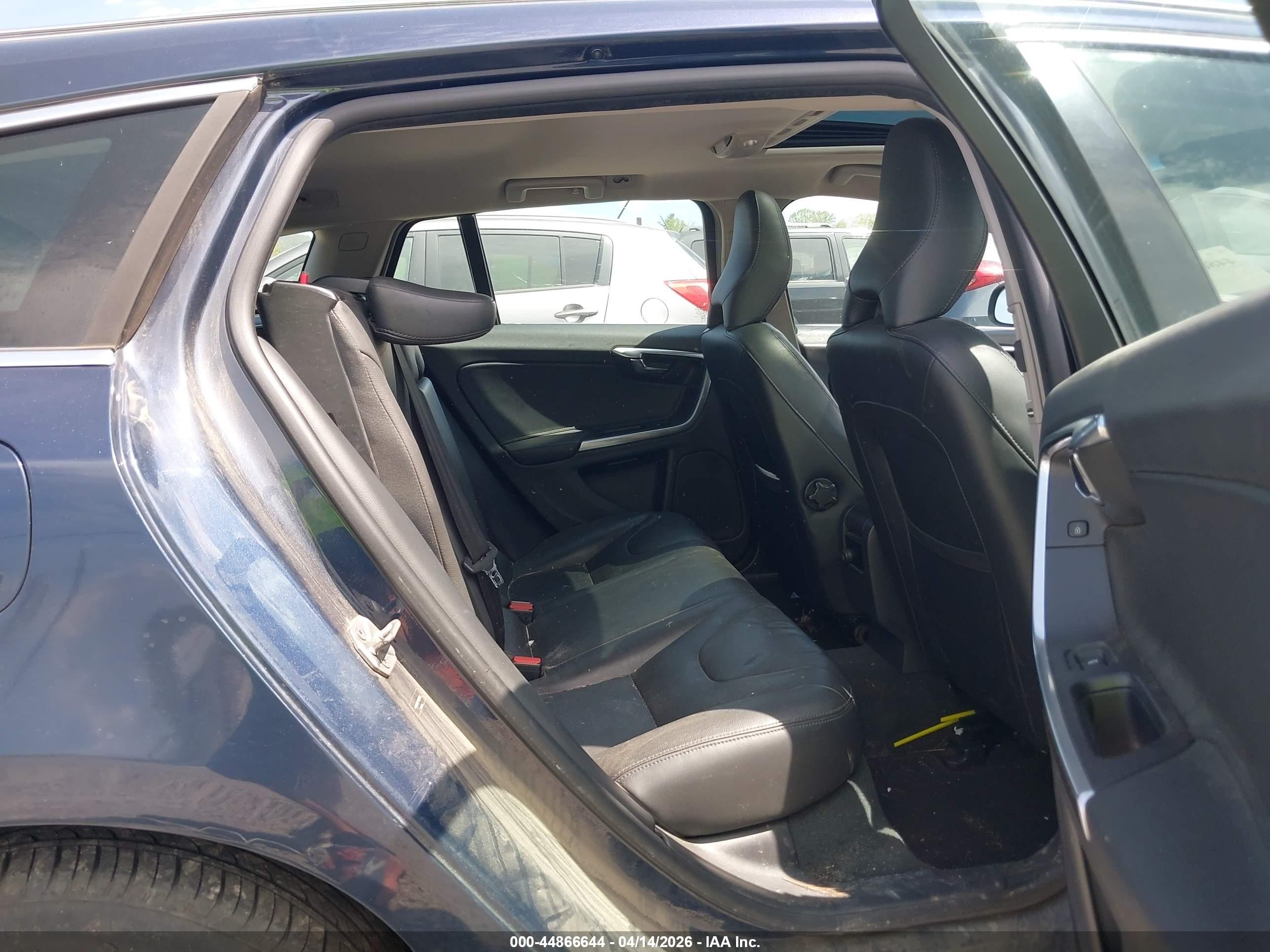 2015 Volvo V60 T5 Premier Dark Blue vin: YV140MEK3F1222032