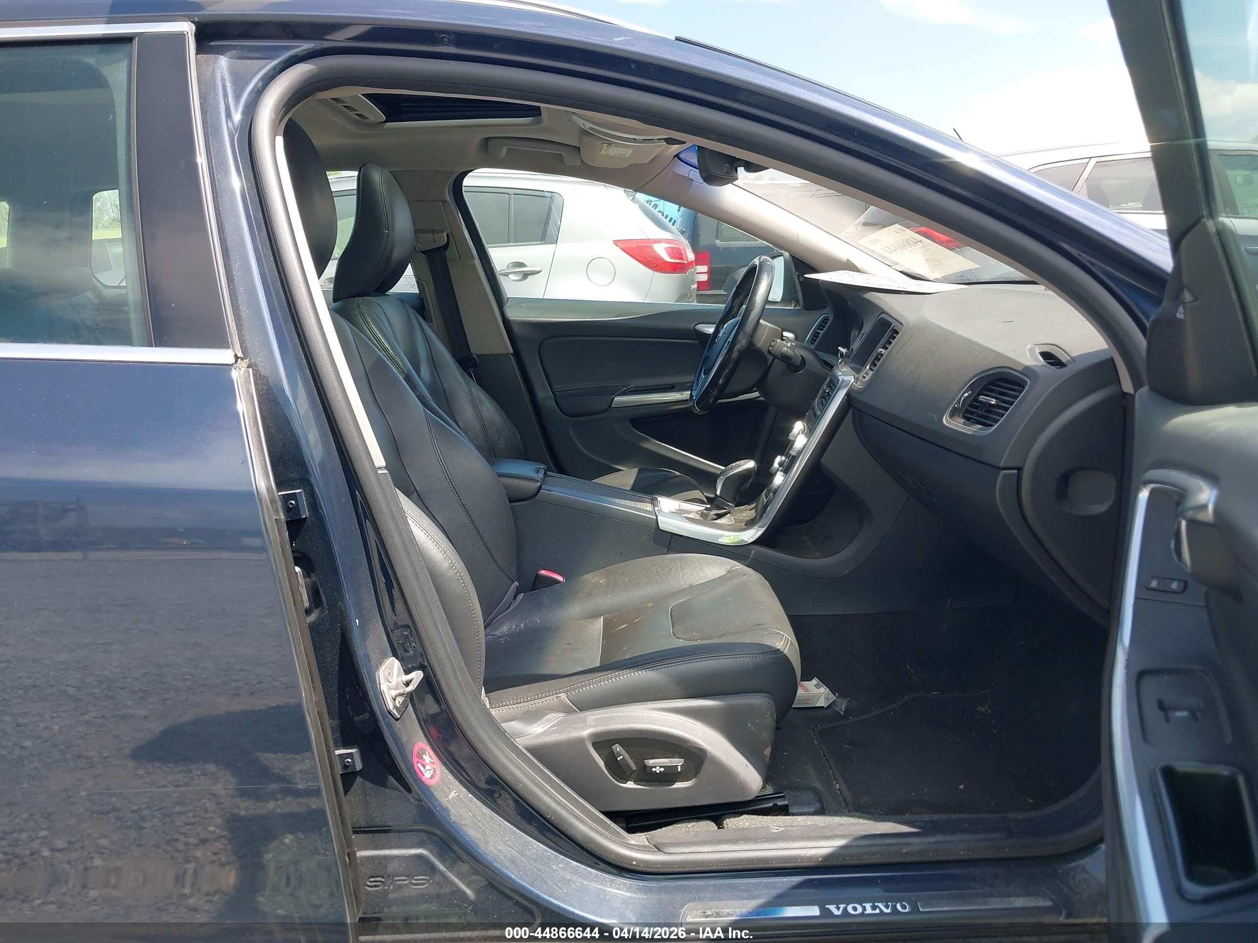 2015 Volvo V60 T5 Premier Dark Blue vin: YV140MEK3F1222032