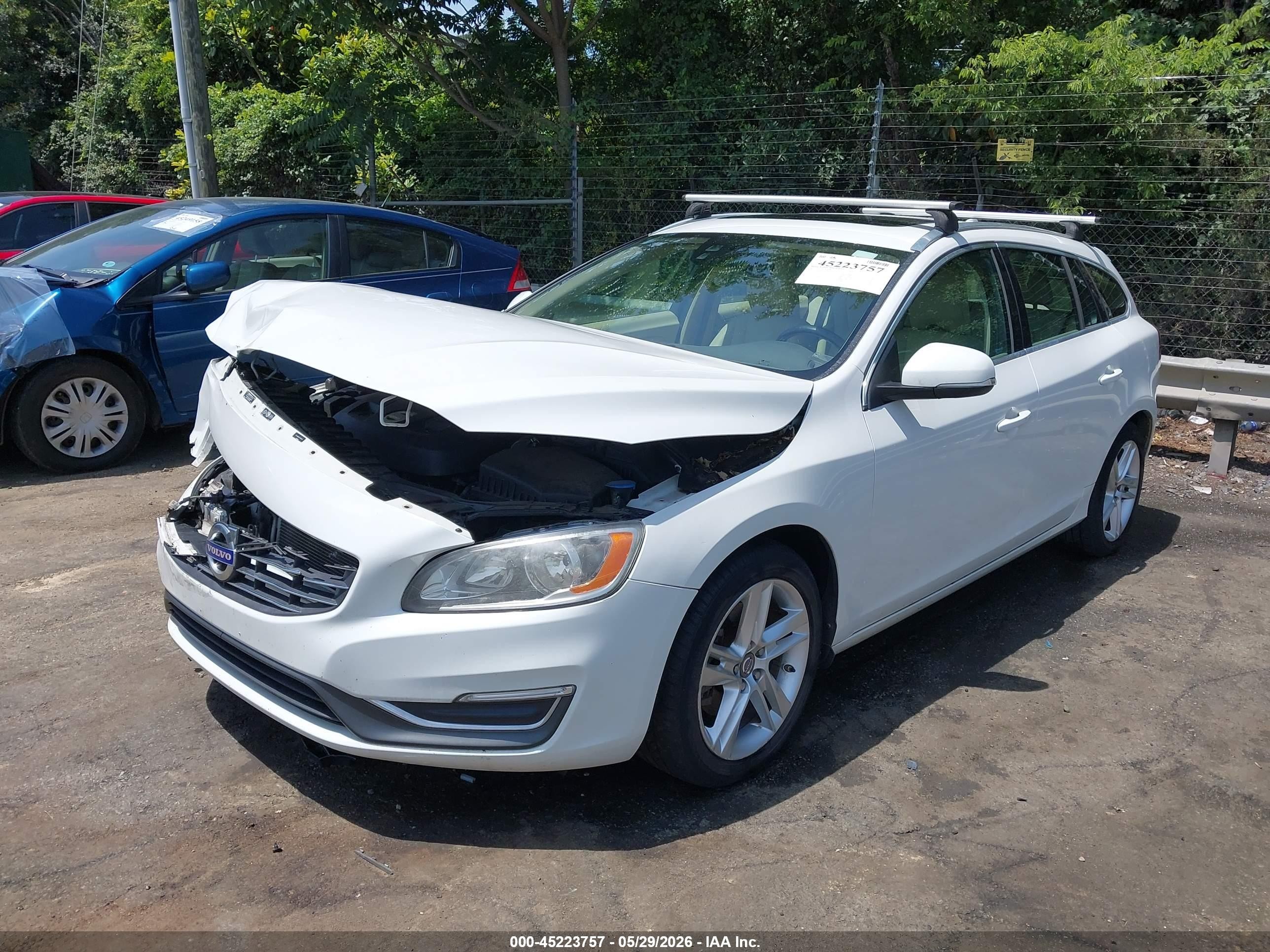 2015 Volvo V60 T5 Premier White vin: YV140MEK6F1233431