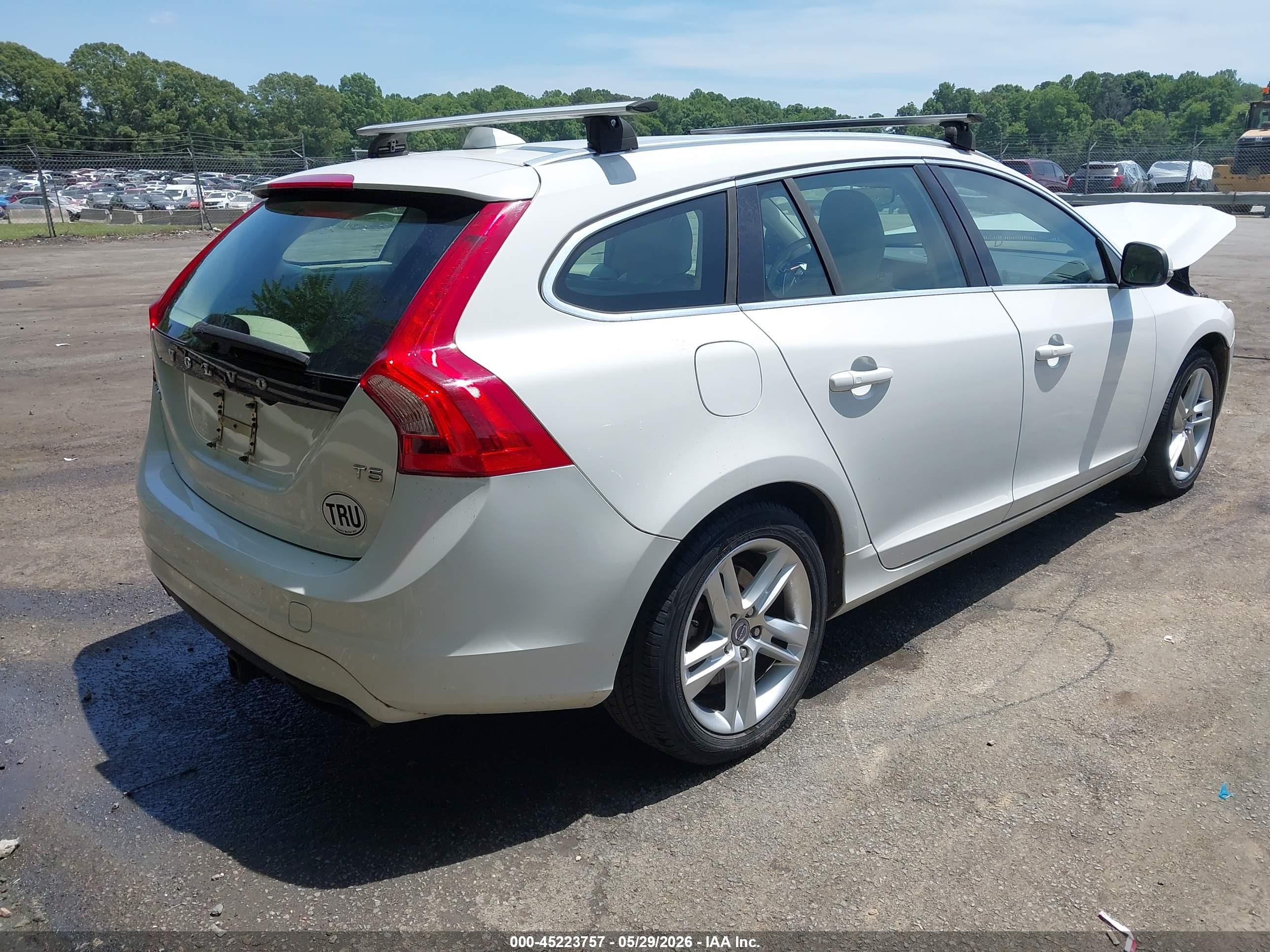 2015 Volvo V60 T5 Premier White vin: YV140MEK6F1233431