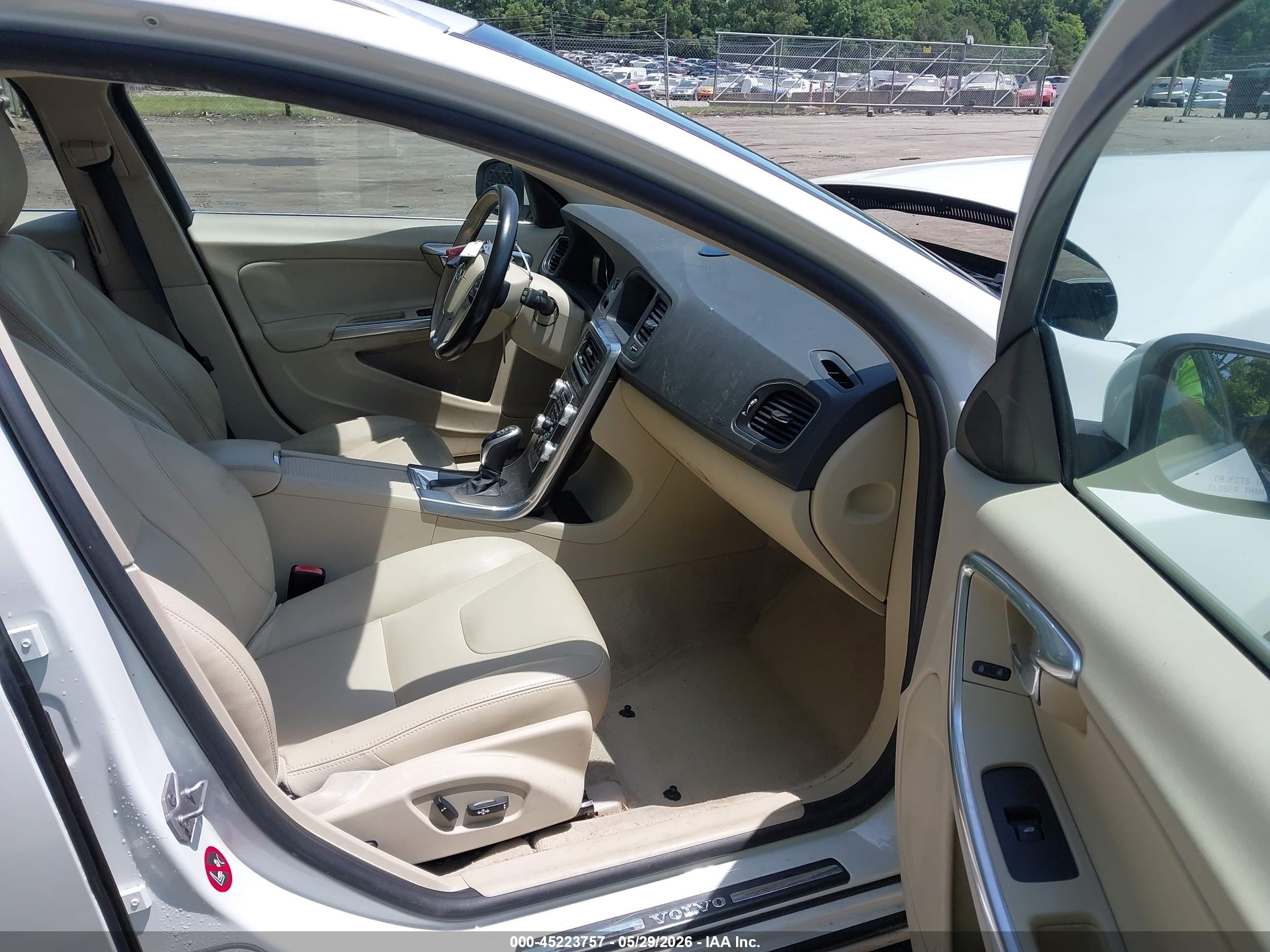 2015 Volvo V60 T5 Premier White vin: YV140MEK6F1233431