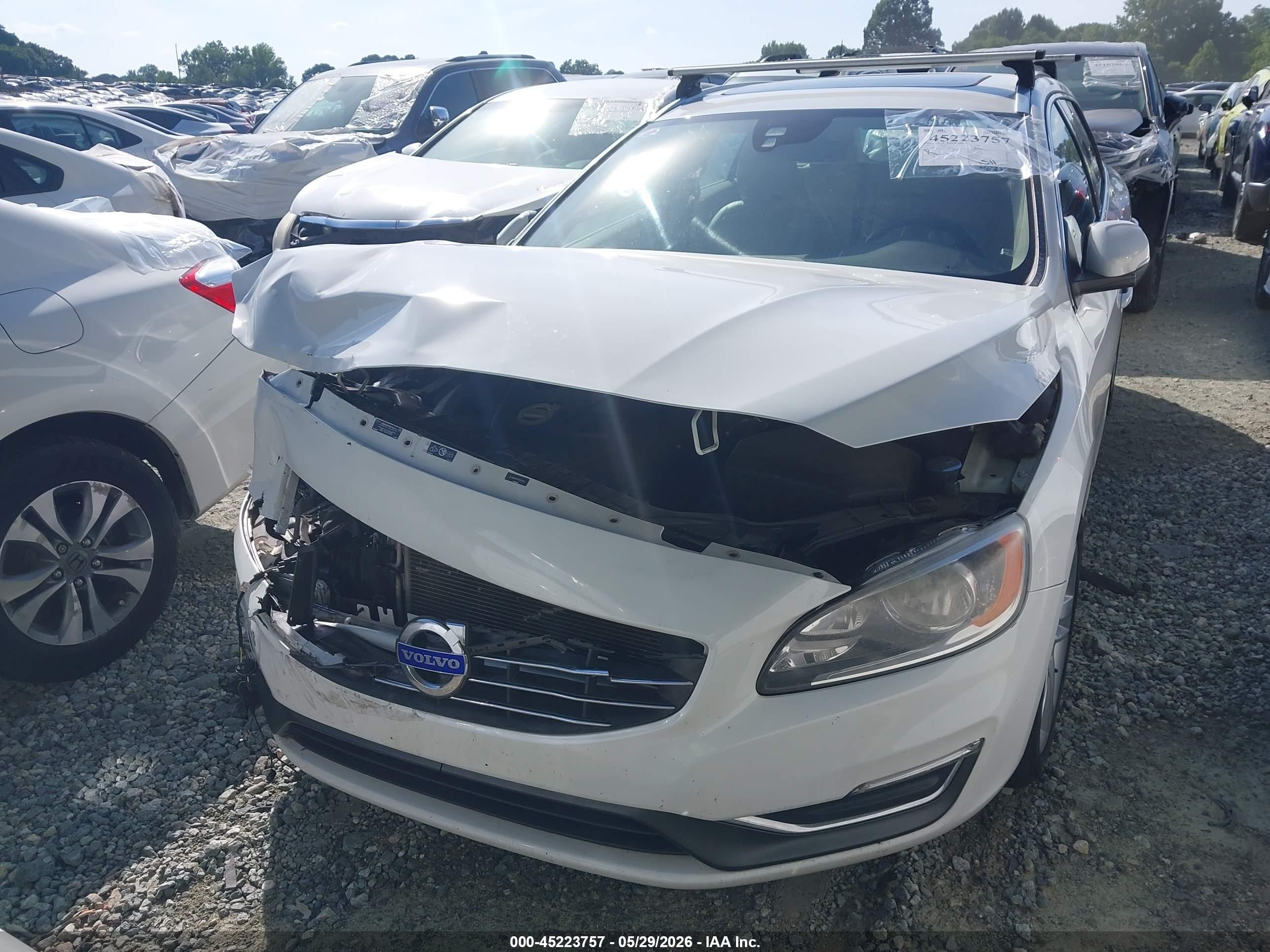 2015 Volvo V60 T5 Premier White vin: YV140MEK6F1233431
