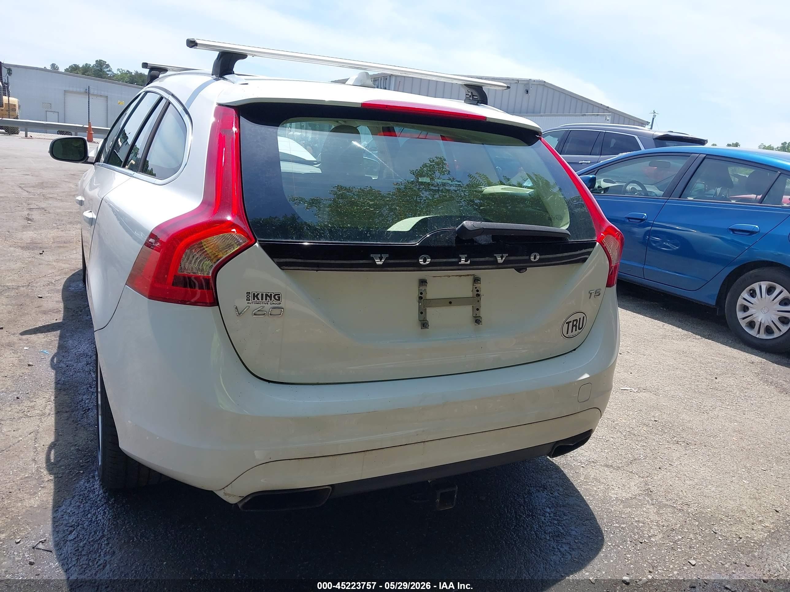 2015 Volvo V60 T5 Premier White vin: YV140MEK6F1233431