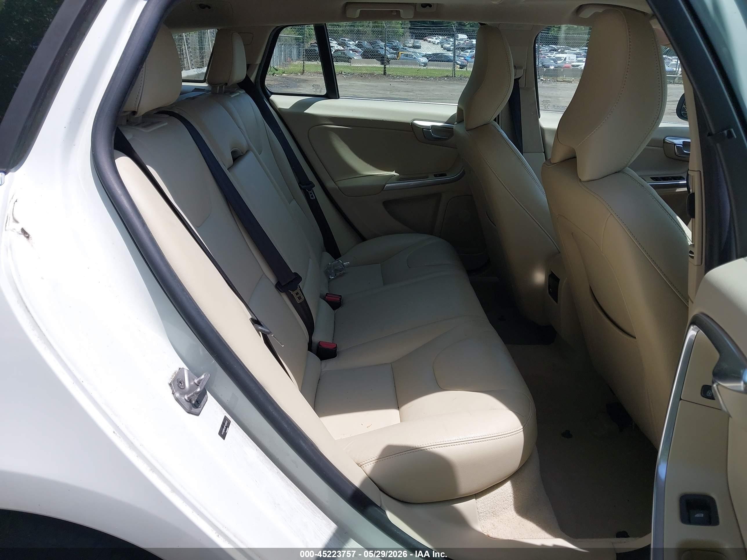 2015 Volvo V60 T5 Premier White vin: YV140MEK6F1233431