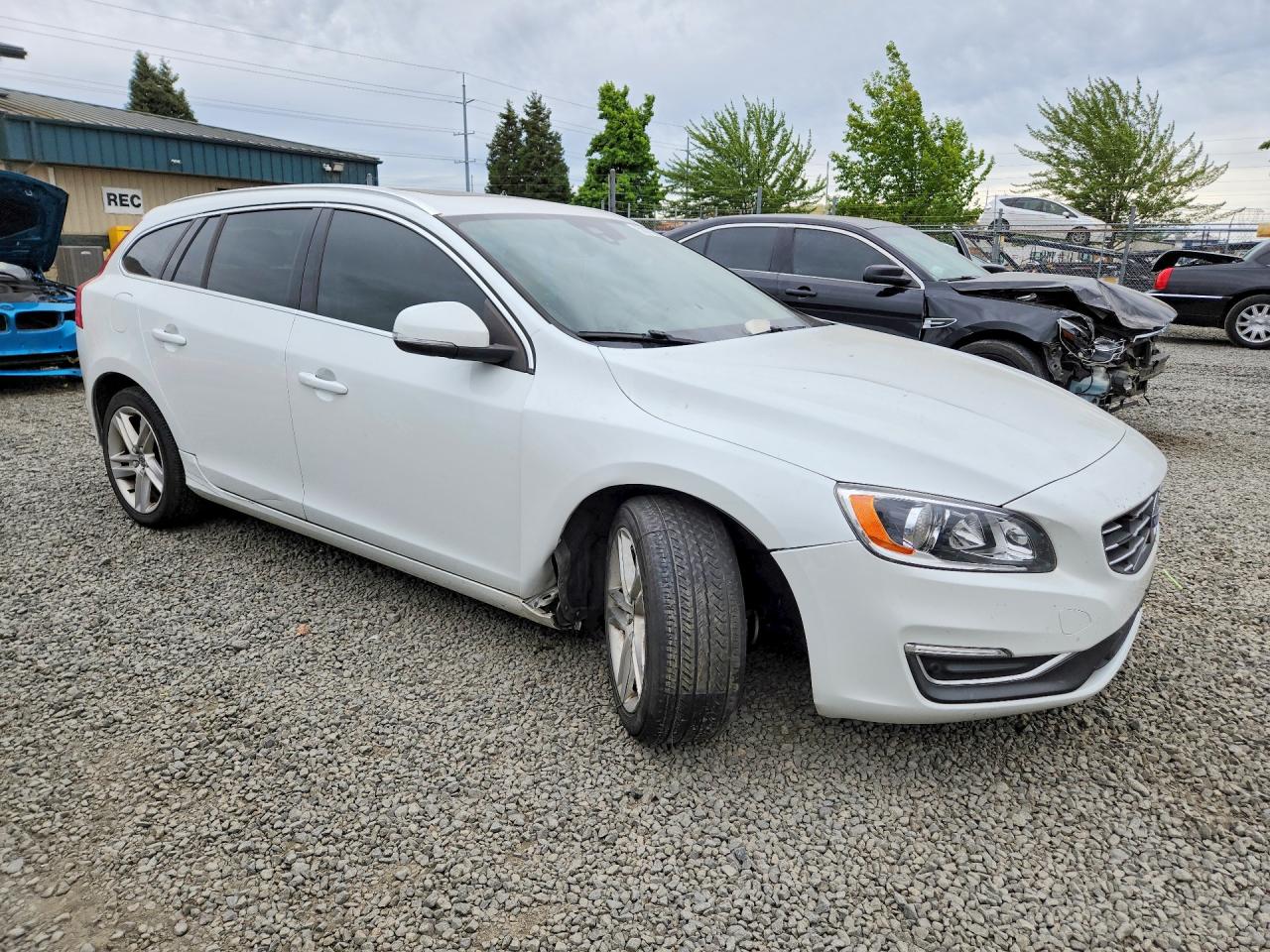 2015 Volvo V60 Premier White vin: YV140MEK7F1258712