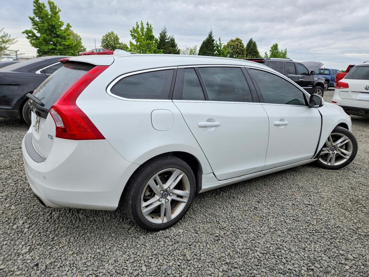 2015 Volvo V60 Premier White vin: YV140MEK7F1258712