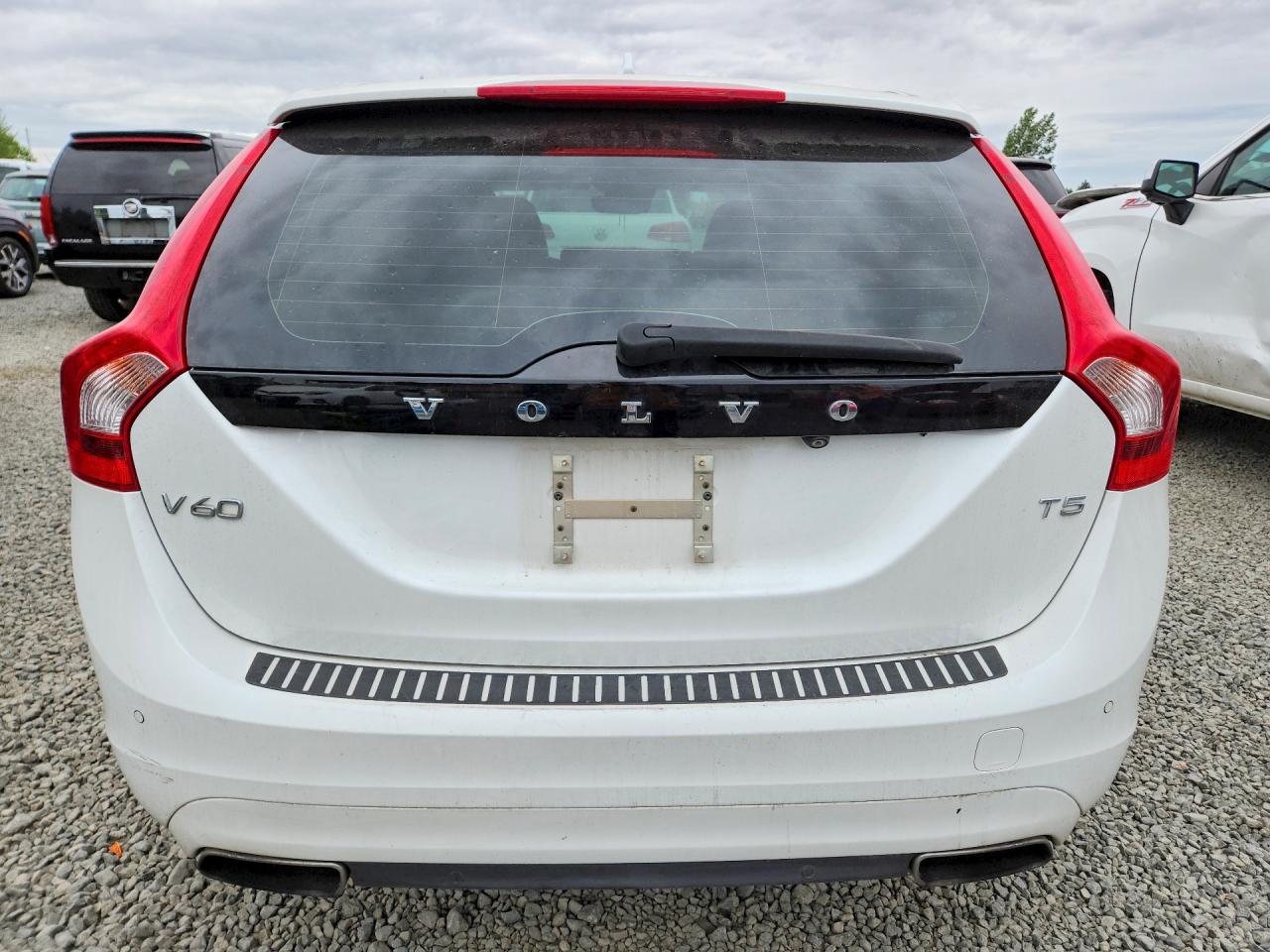 2015 Volvo V60 Premier White vin: YV140MEK7F1258712