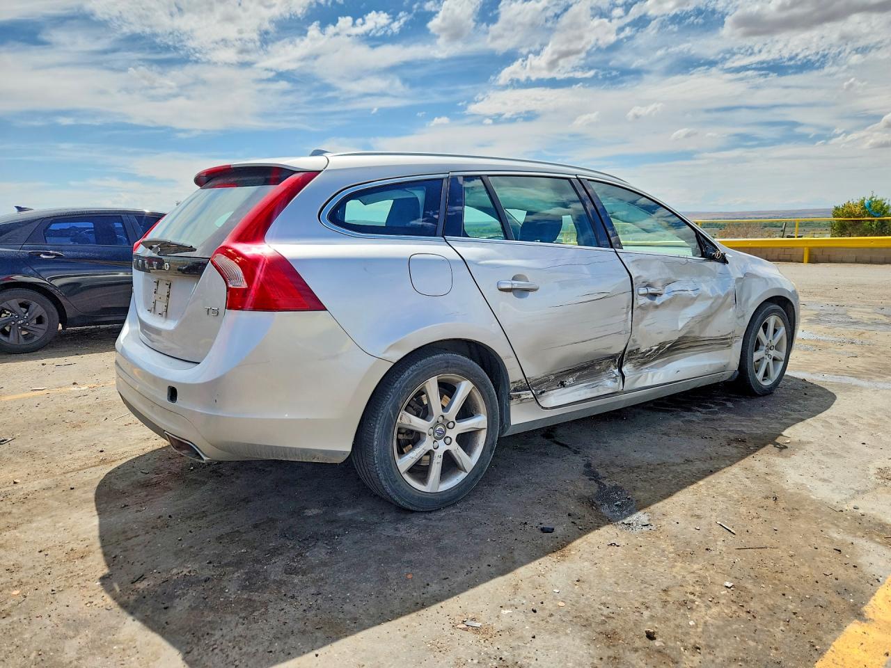 2016 Volvo V60 T5 Premier Silver vin: YV140MEK7G1300751