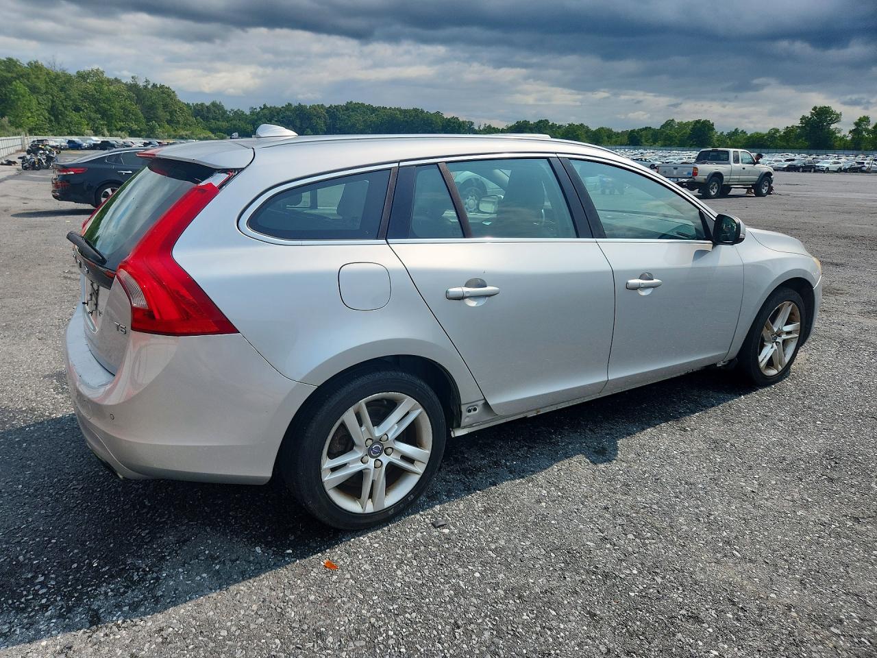 2015 Volvo V60 Platinum Silver vin: YV140MEM0F1260657