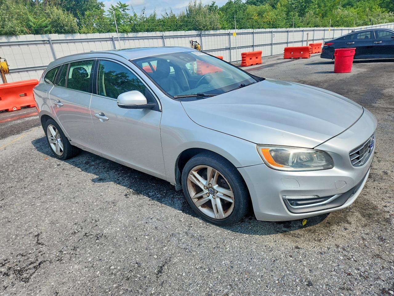 2015 Volvo V60 Platinum Silver vin: YV140MEM0F1260657
