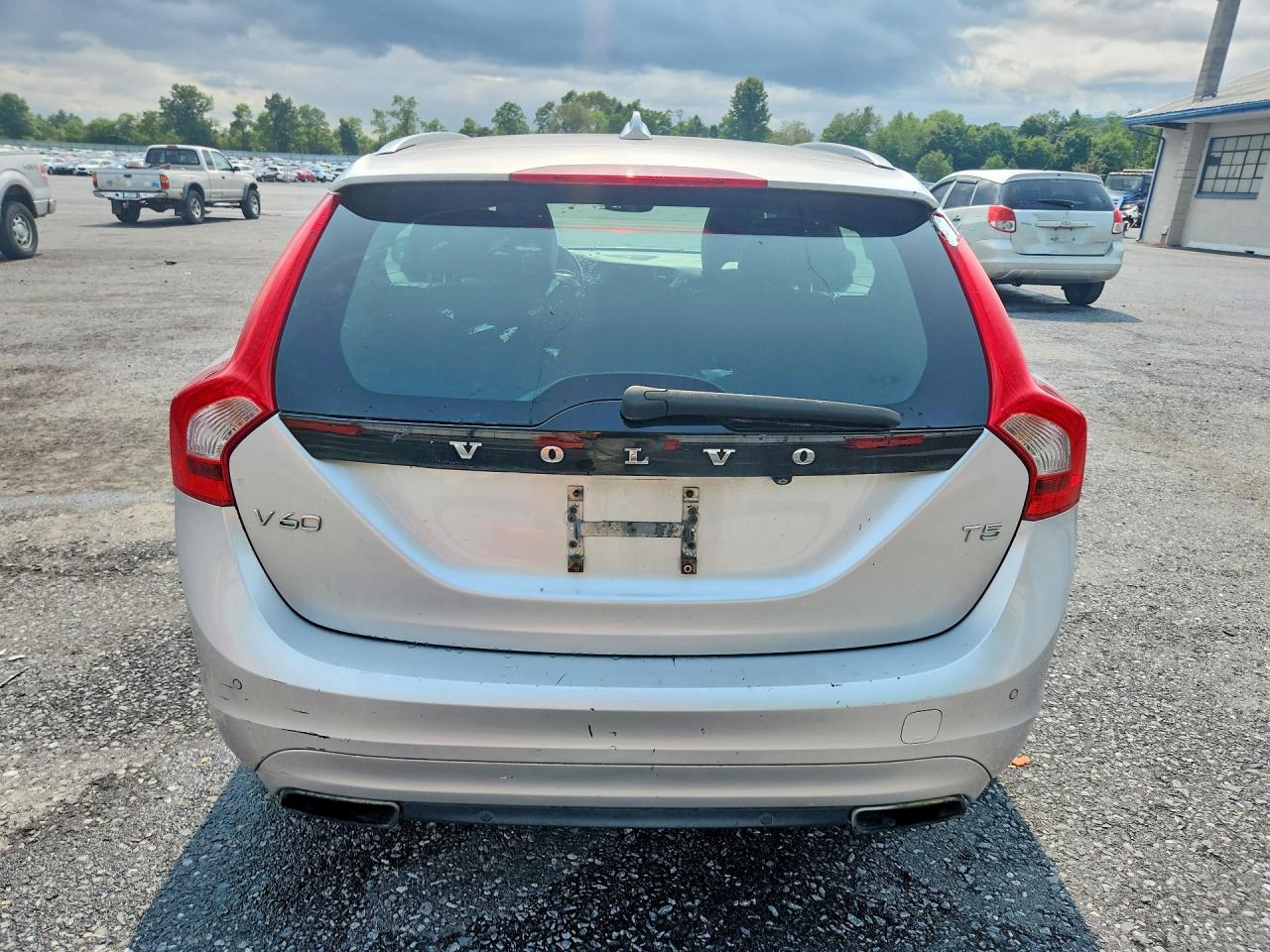 2015 Volvo V60 Platinum Silver vin: YV140MEM0F1260657