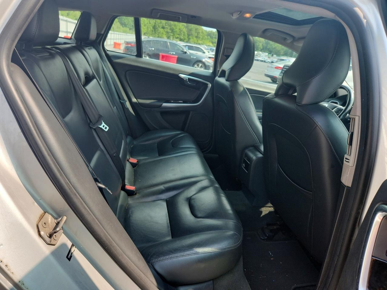 2015 Volvo V60 Platinum Silver vin: YV140MEM0F1260657