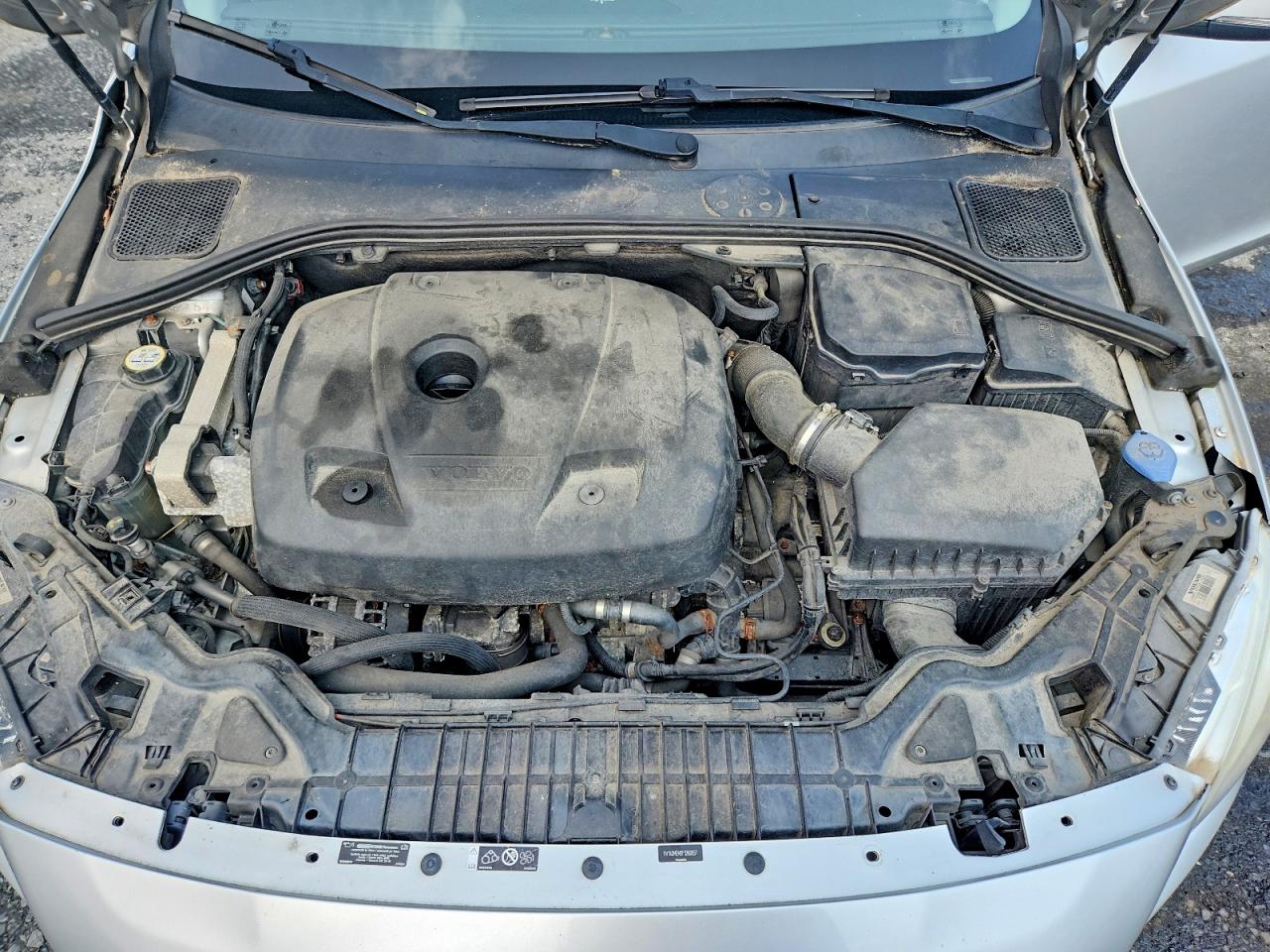 2015 Volvo V60 Platinum Silver vin: YV140MEM0F1260657