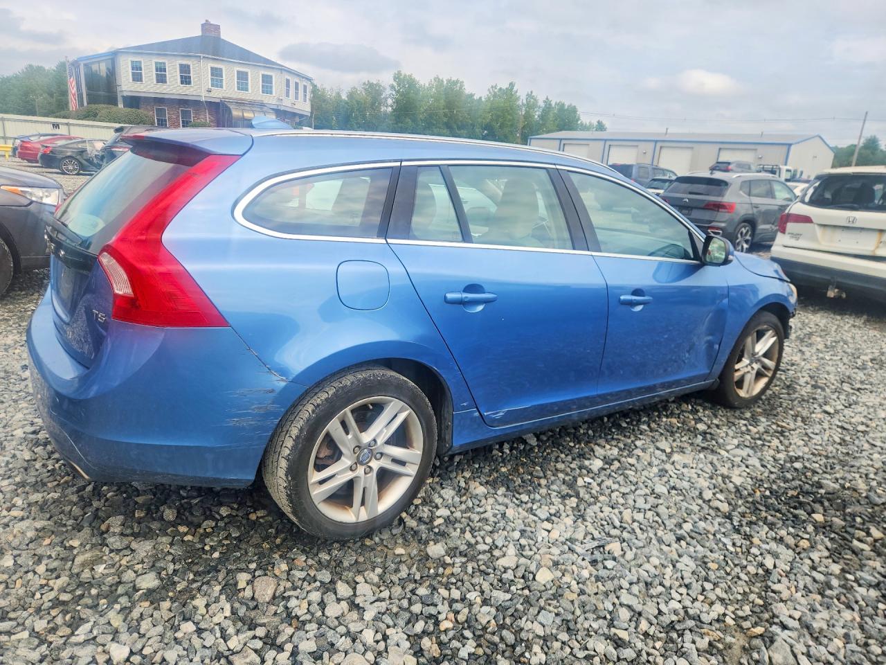 2015 Volvo V60 Platinum Blue vin: YV140MEM2F1229541