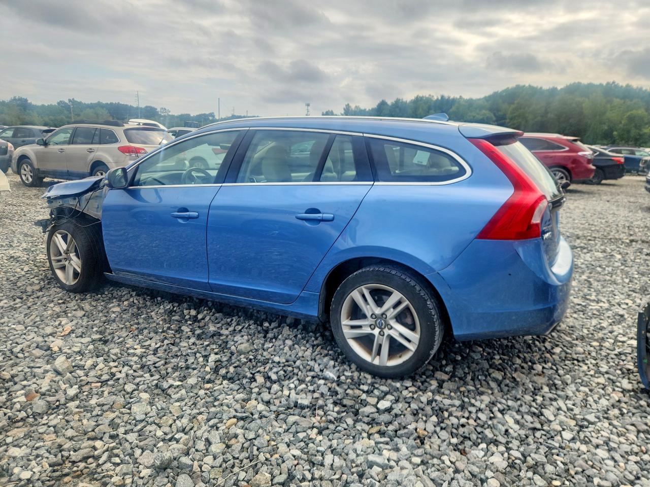 2015 Volvo V60 Platinum Blue vin: YV140MEM2F1229541