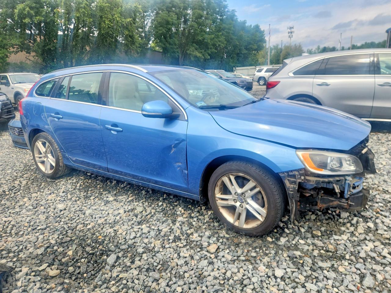 2015 Volvo V60 Platinum Blue vin: YV140MEM2F1229541