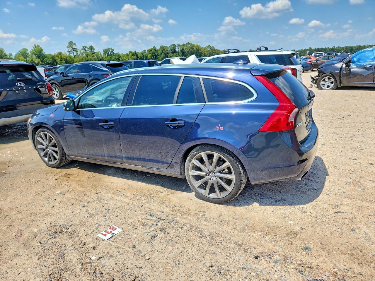 2015 Volvo V60 Platinum Blue vin: YV140MEM5F1240811