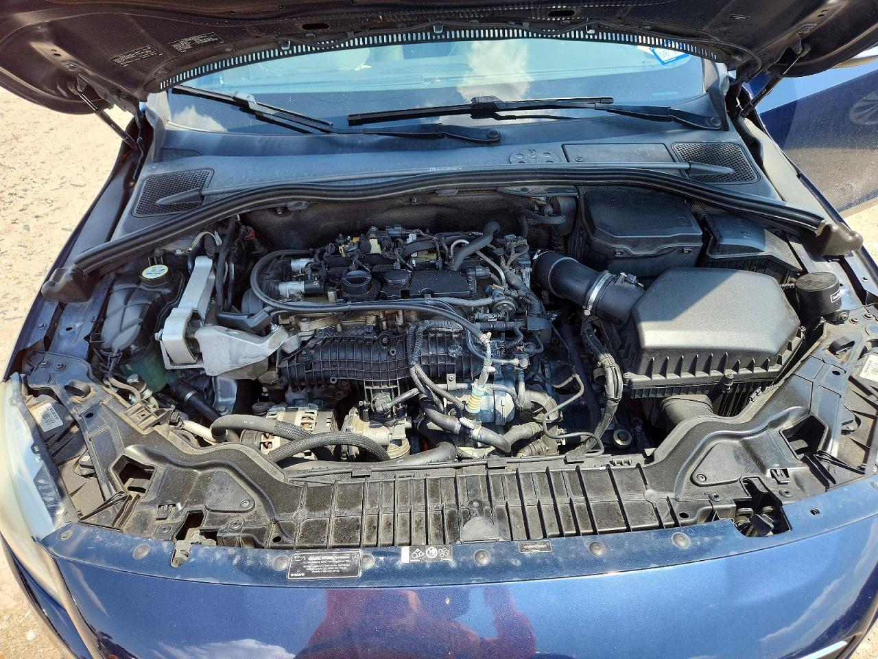 2015 Volvo V60 Platinum Blue vin: YV140MEM5F1240811