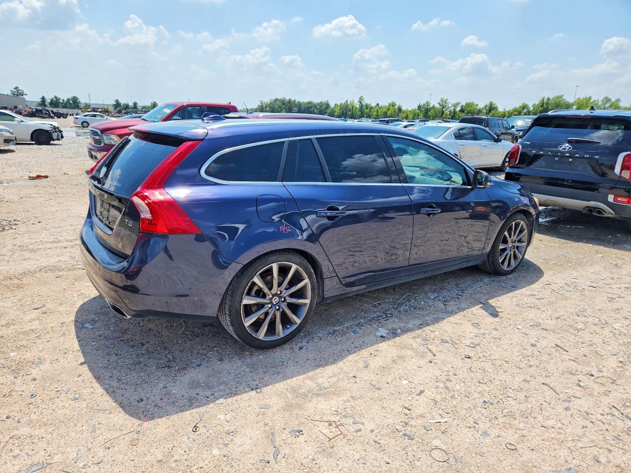 2015 Volvo V60 Platinum Blue vin: YV140MEM5F1240811