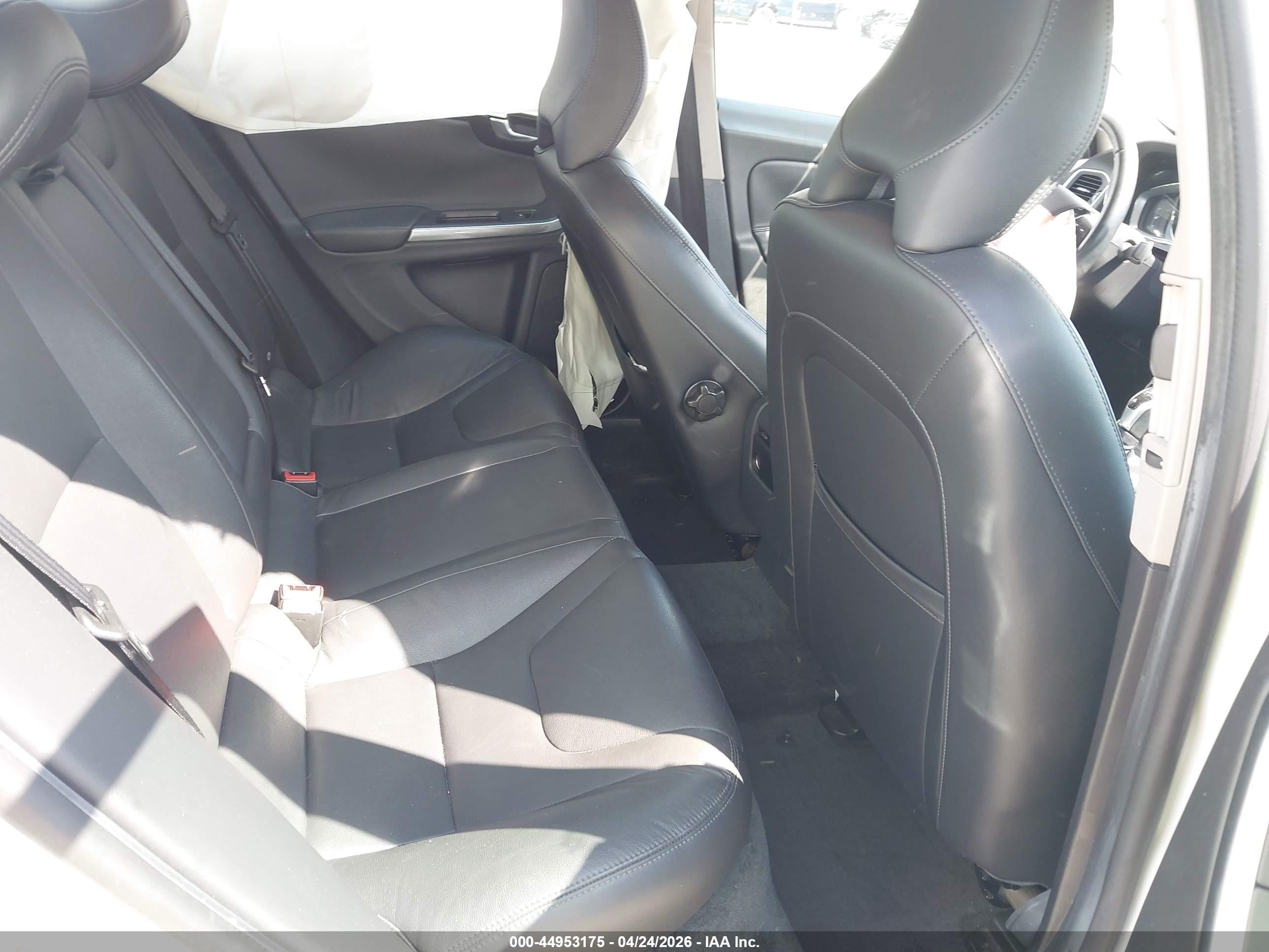 2015 Volvo S60 T5 Premier White vin: YV140MFB2F1309841