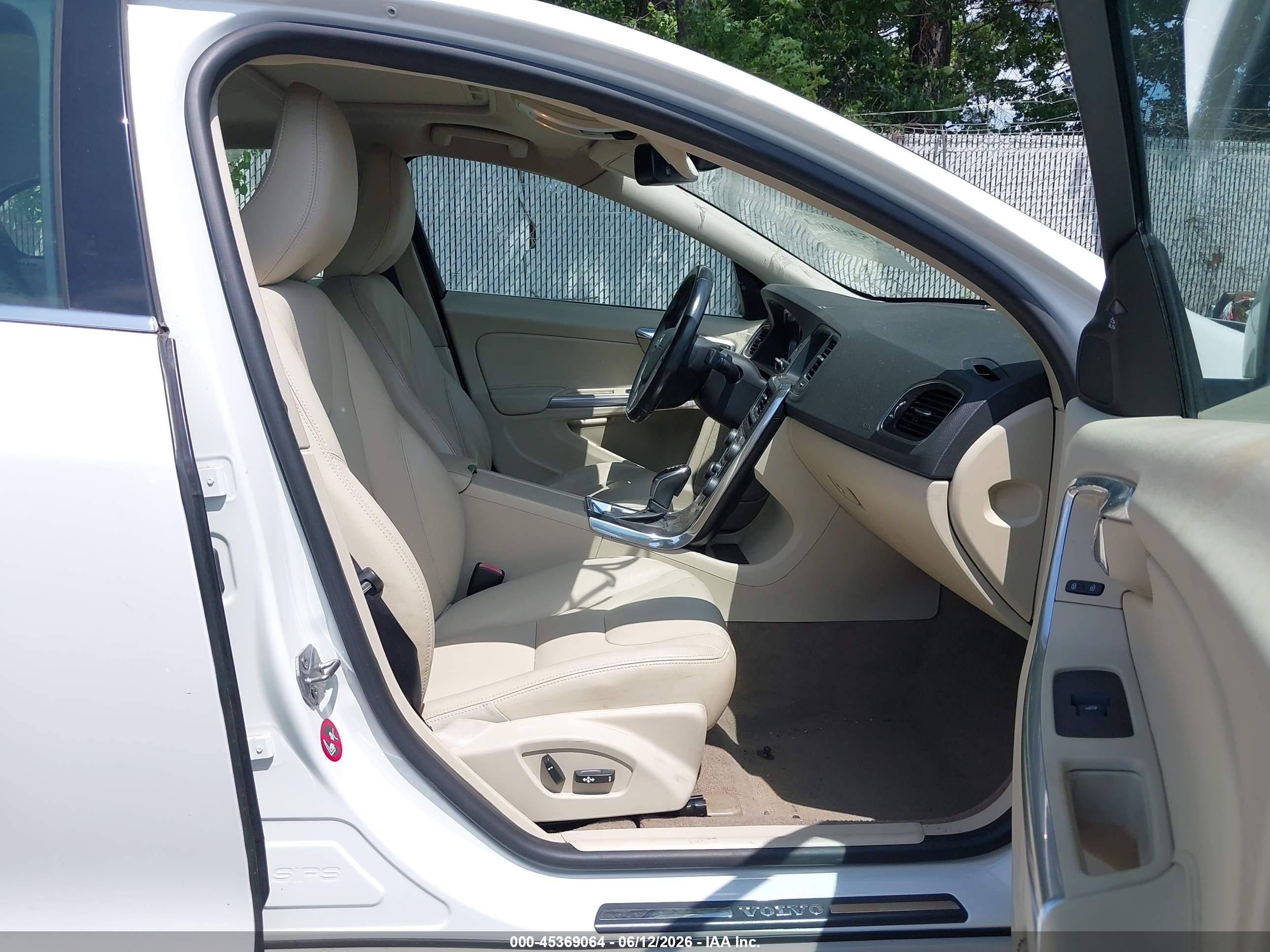 2015 Volvo S60 T5 Premier Plus White vin: YV140MFC8F2301584