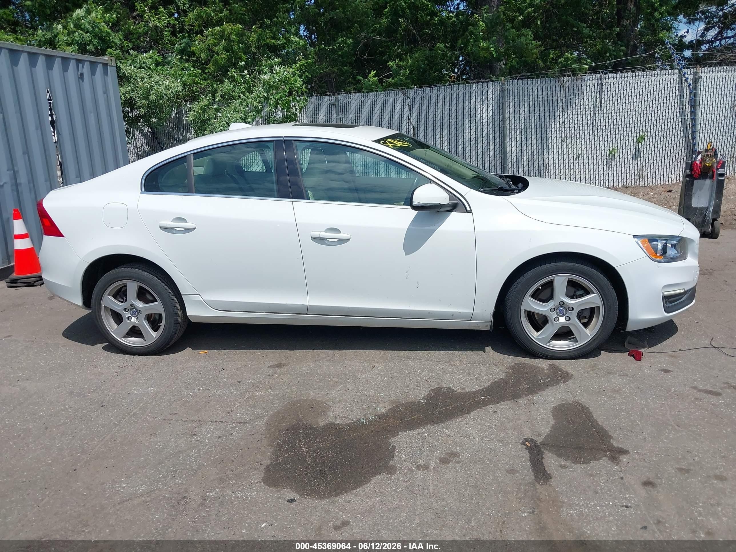 2015 Volvo S60 T5 Premier Plus White vin: YV140MFC8F2301584