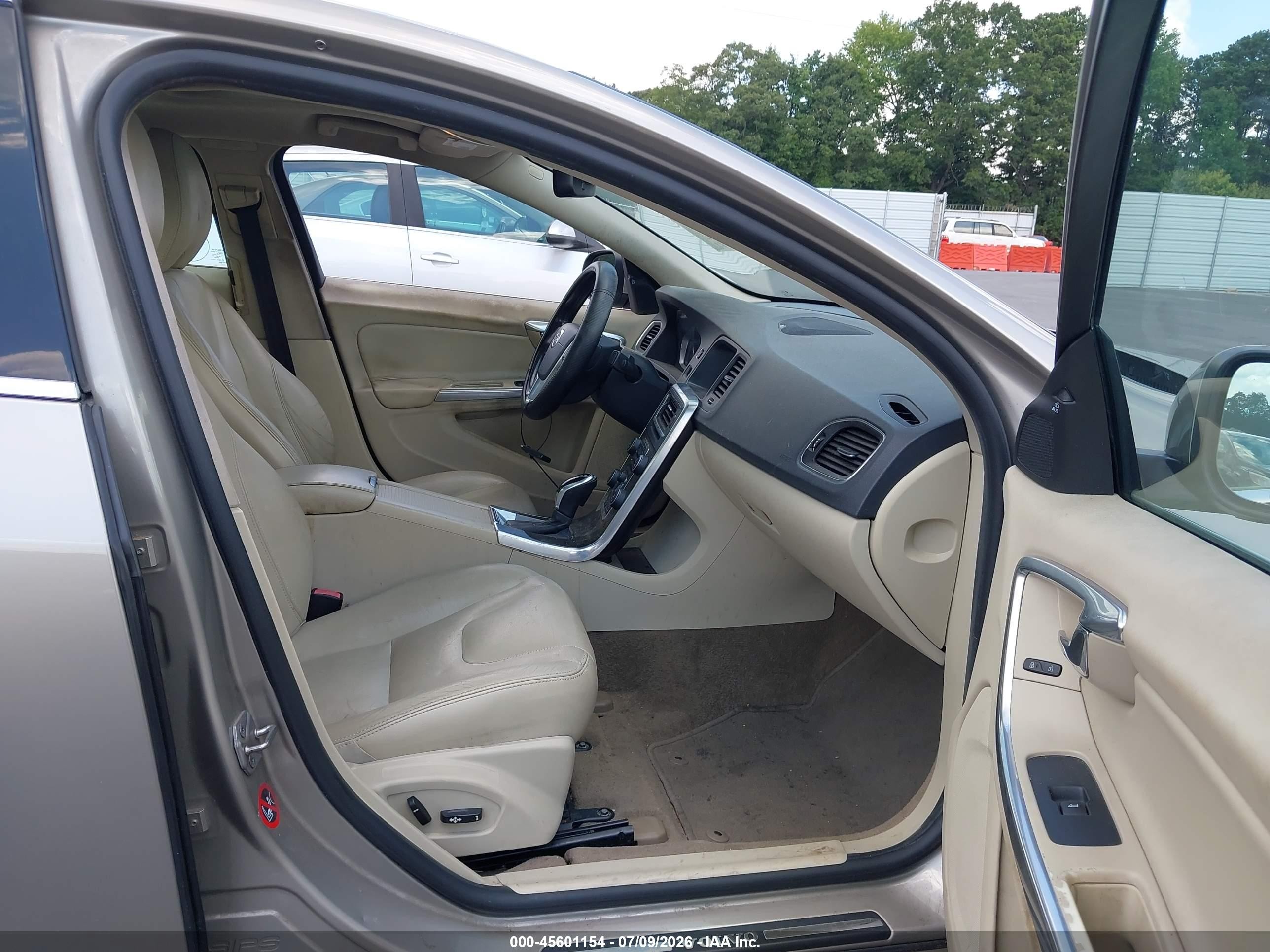 2015 Volvo S60 T5 Platinum Tan vin: YV140MFD1F1301439