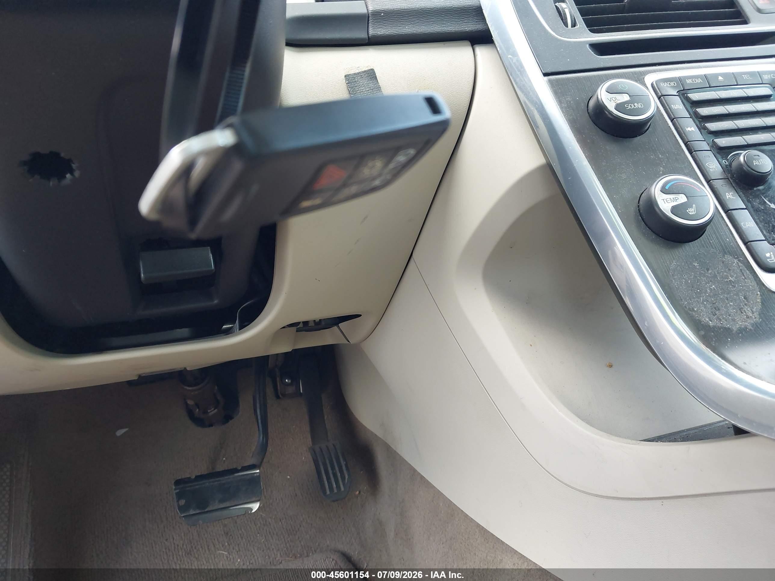 2015 Volvo S60 T5 Platinum Tan vin: YV140MFD1F1301439