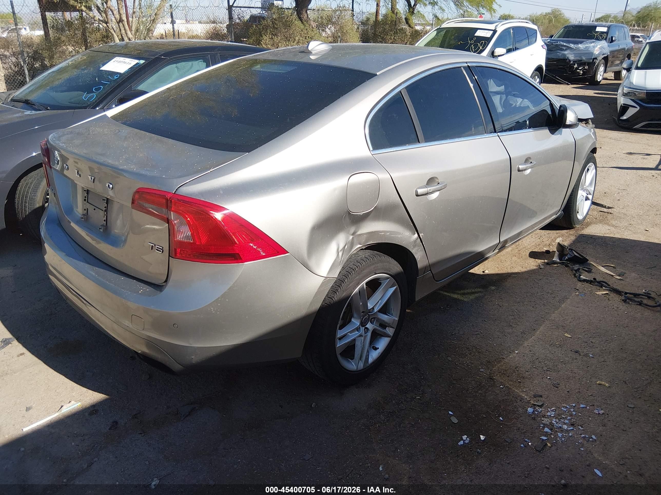 2015 Volvo S60 T5 Premier Beige vin: YV140MFK3F2335746