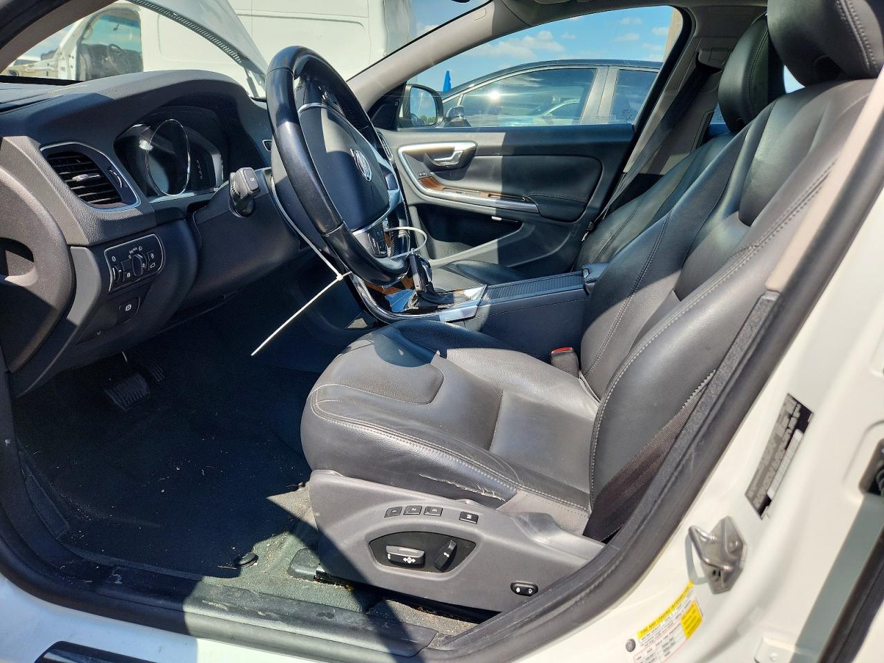 2015 Volvo S60 Premier White vin: YV140MFK5F2354282